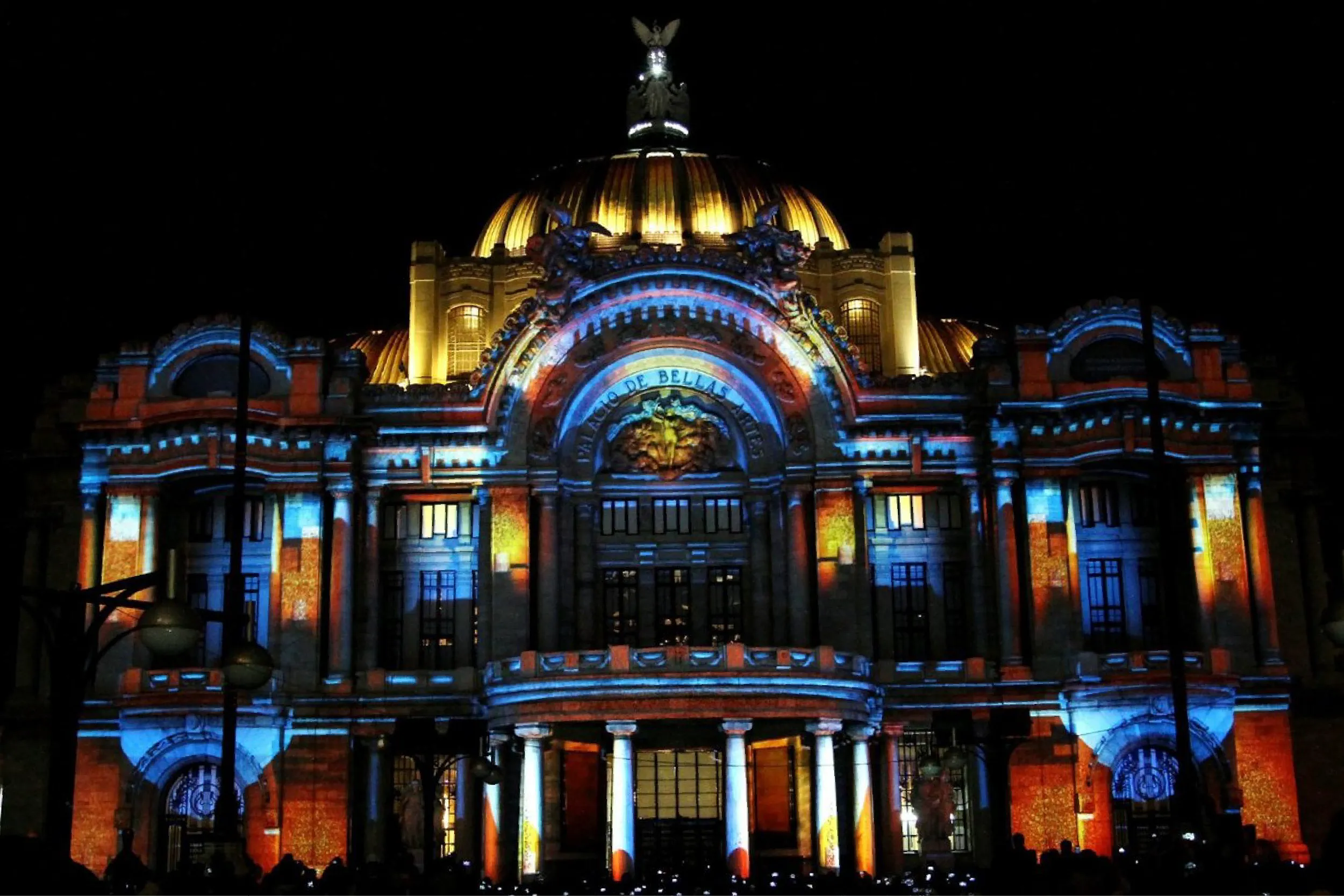 Bellas Artes se ilumina con “Memoria Luminosa IV”.