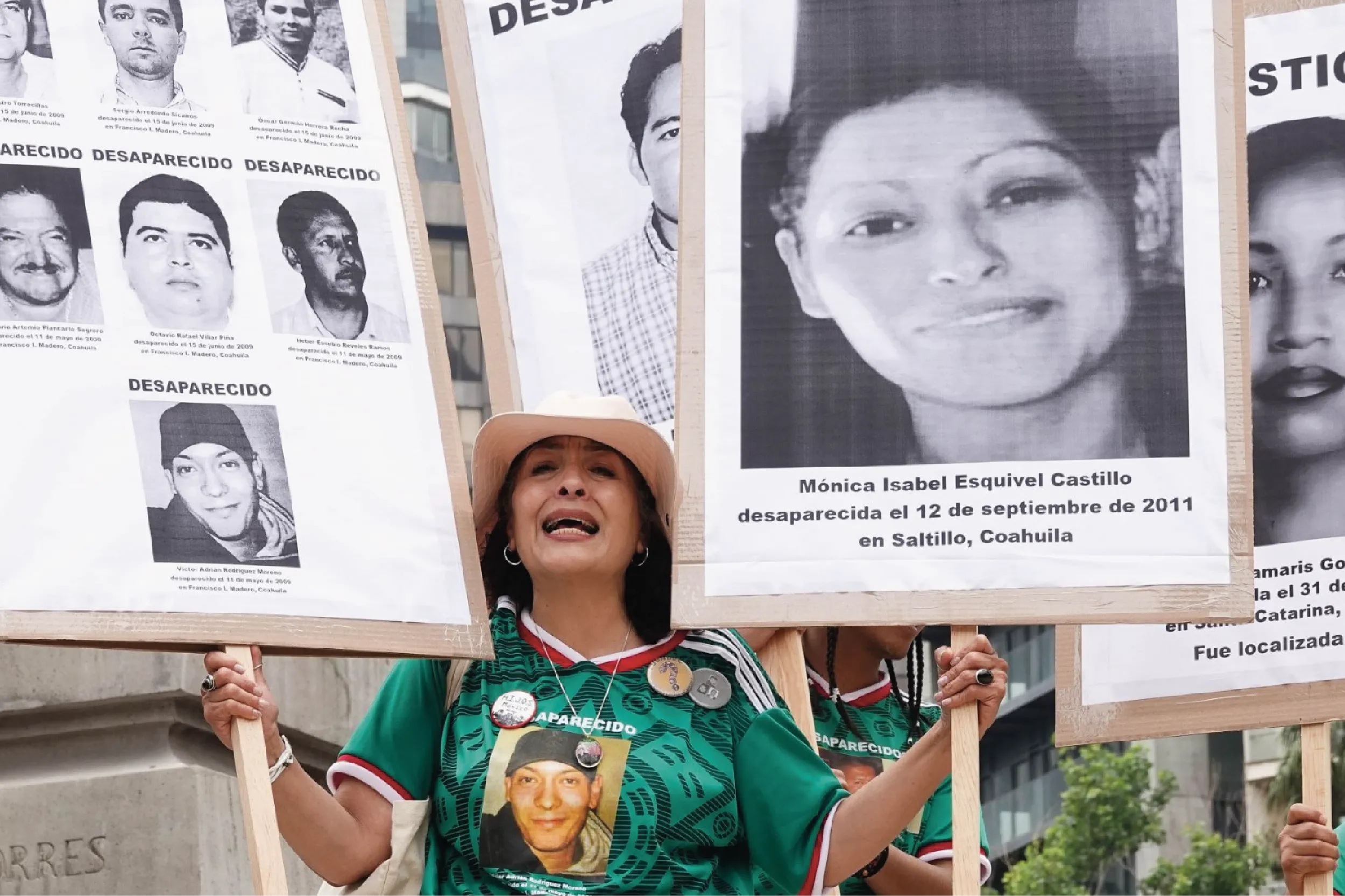 Colectivos de familiares marcharon en la Ciudad de México para visibilizar la crisis de desapariciones.