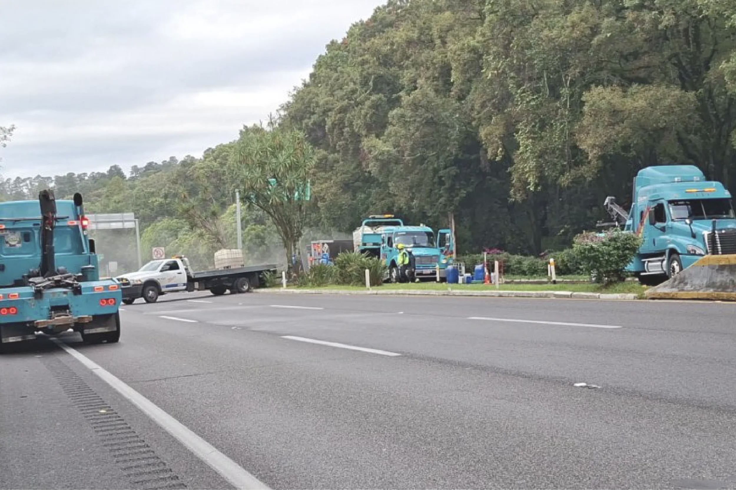Un tráiler que transportaba ácido muriático volcó en la autopista México-Cuernavaca.