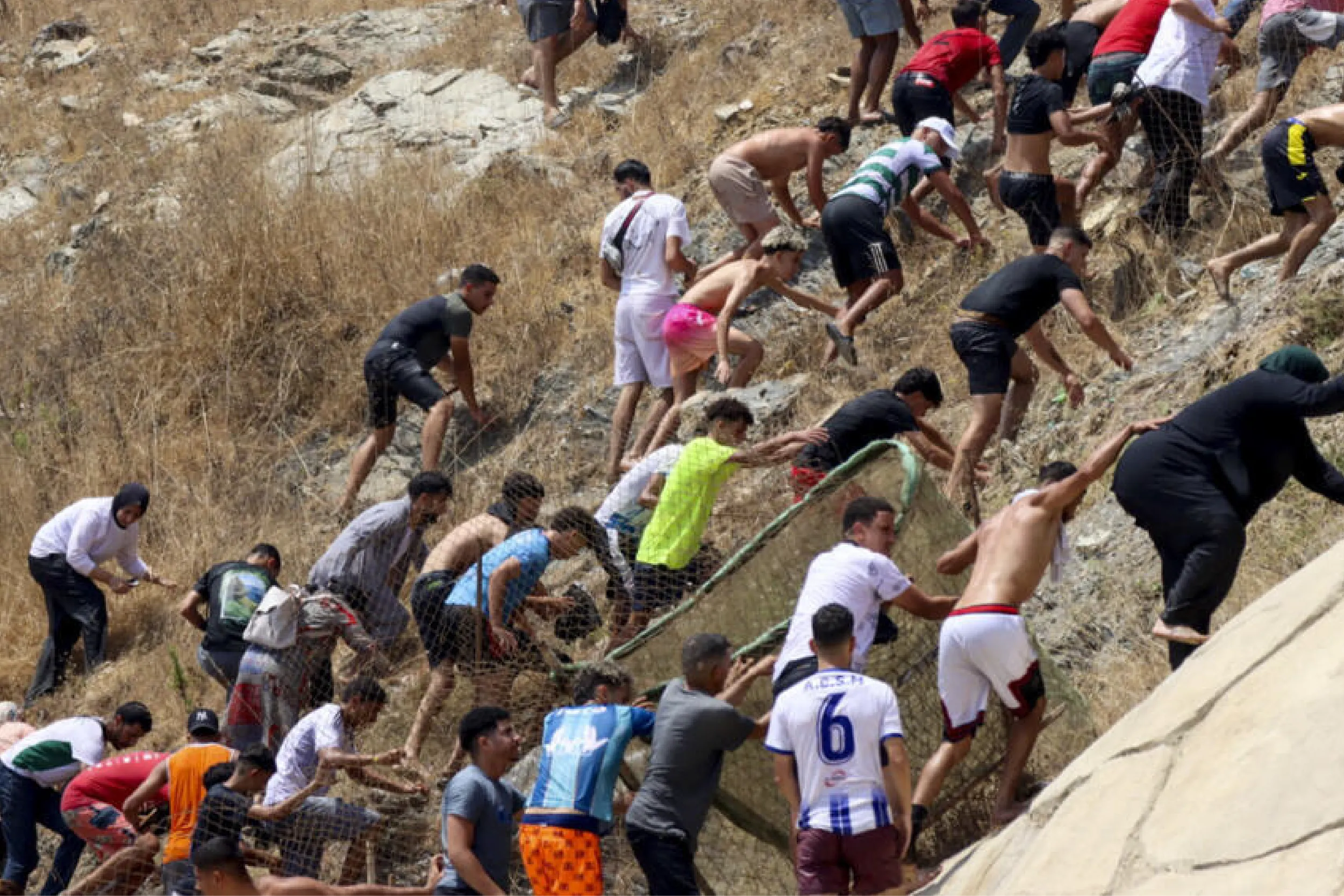 Van 43 muertos por éxodo en Marruecos.