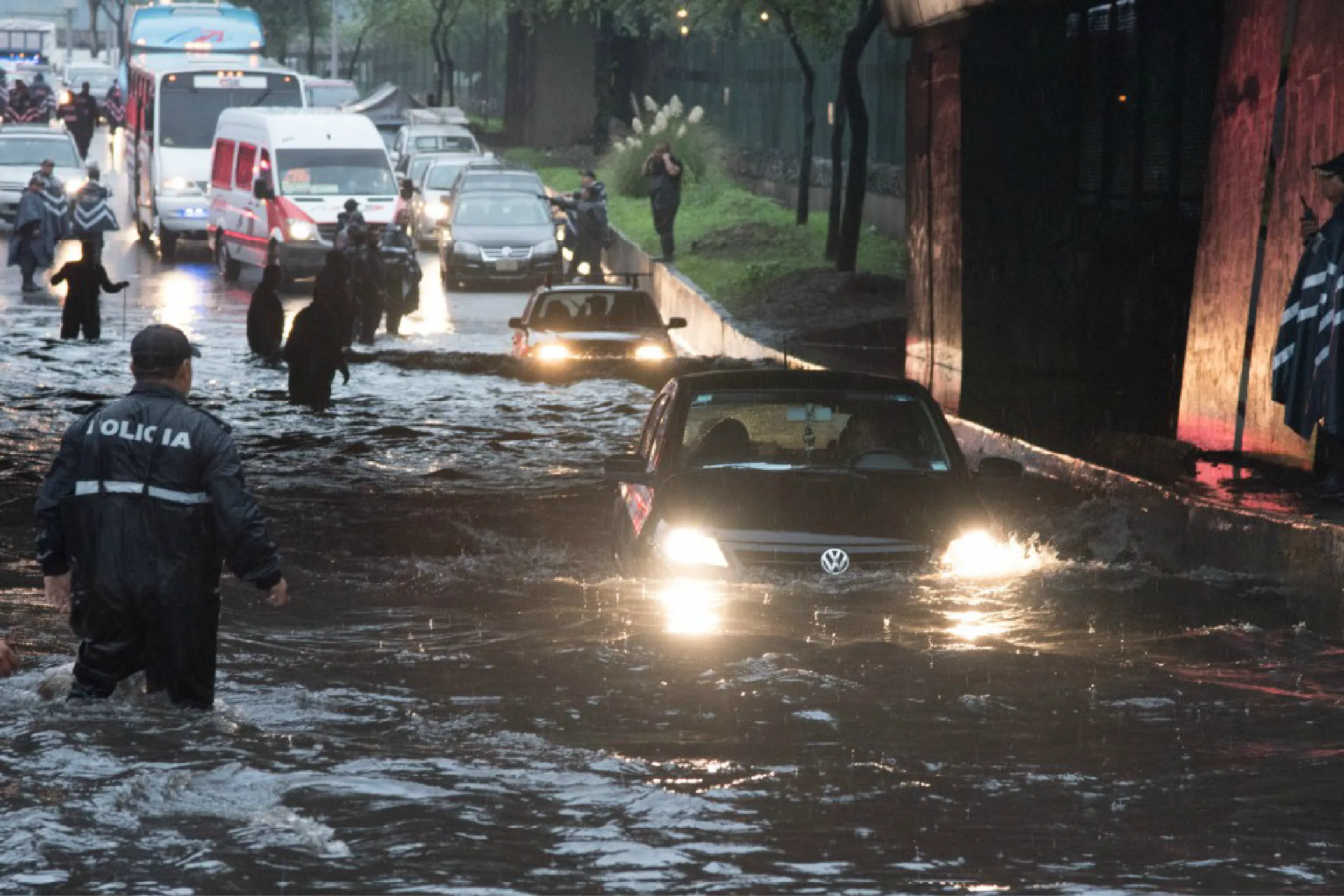Las lluvias del miércoles provocaron severas inundaciones en la zona de Indios Verdes, una de las principales puertas de entrada a la Ciudad de México.