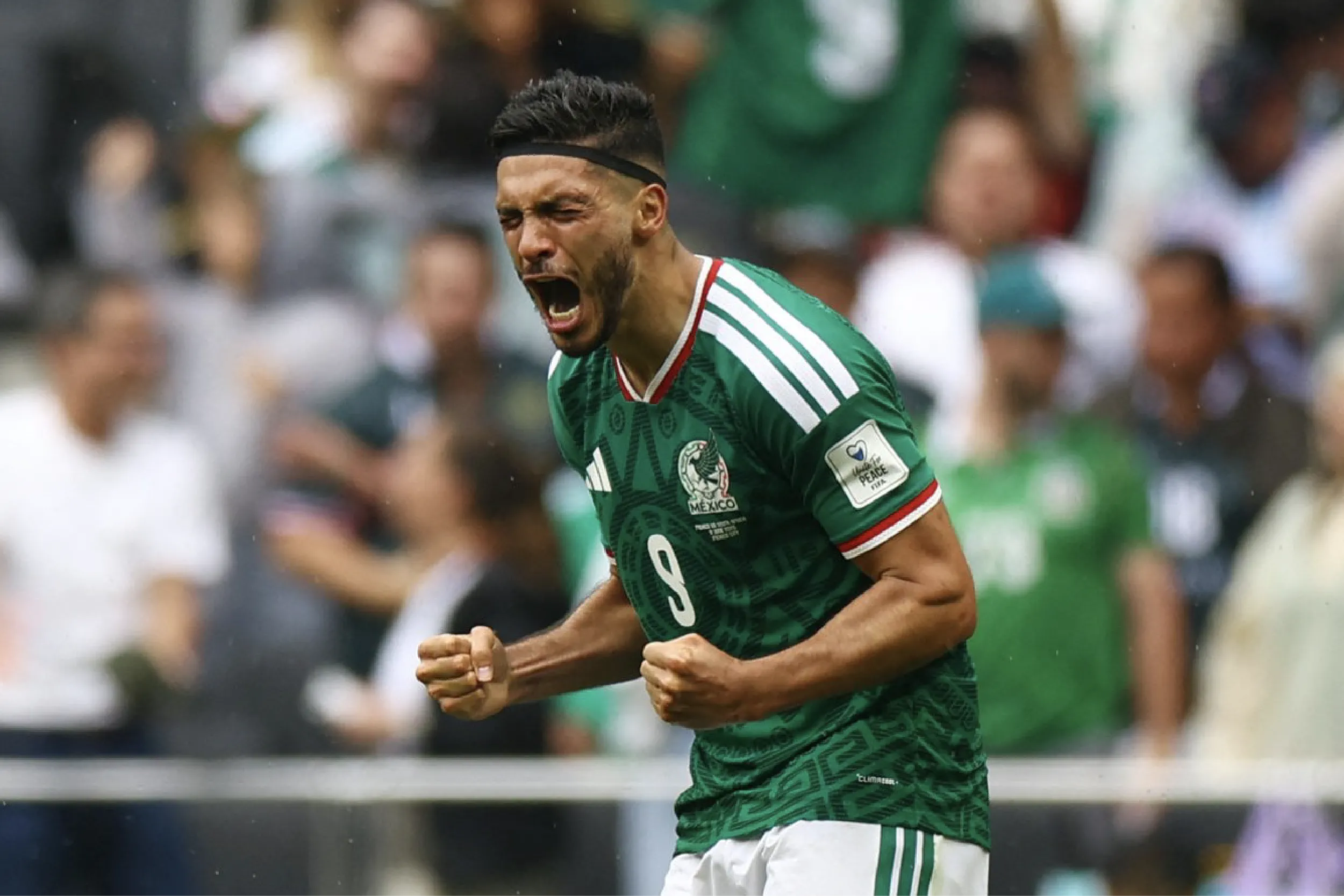 Raúl Jiménez fue recibido entre aplausos en el Aeropuerto de Cancún.