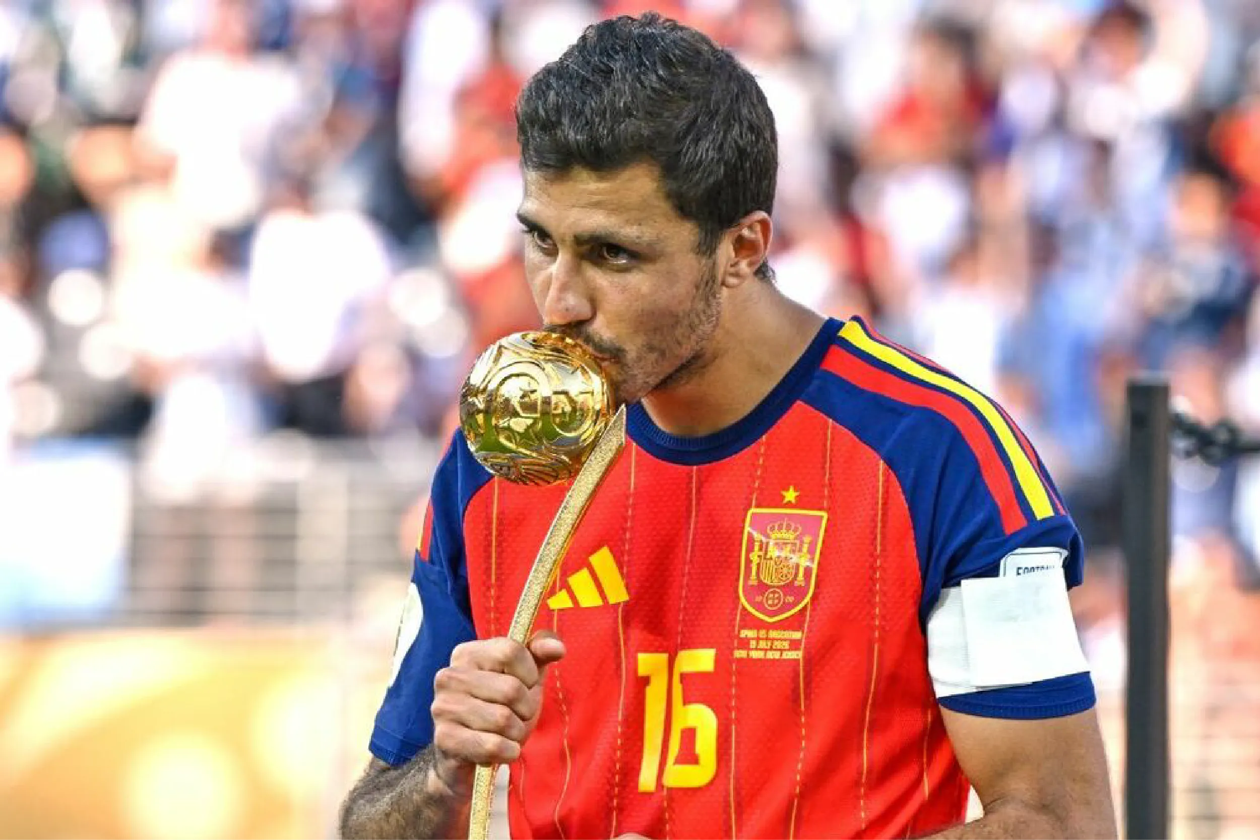 La FIFA entregó el Balón de Oro a Rodri.