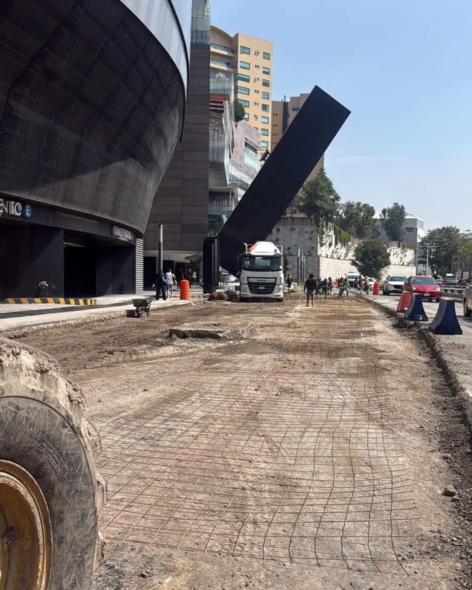 Estructura cae sobre camioneta en Interlomas; una mujer murió.