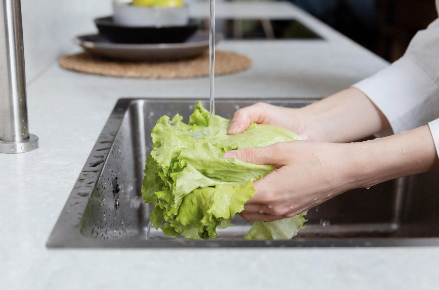 Lavar y desinfectar frutas y verduras con agua potable.