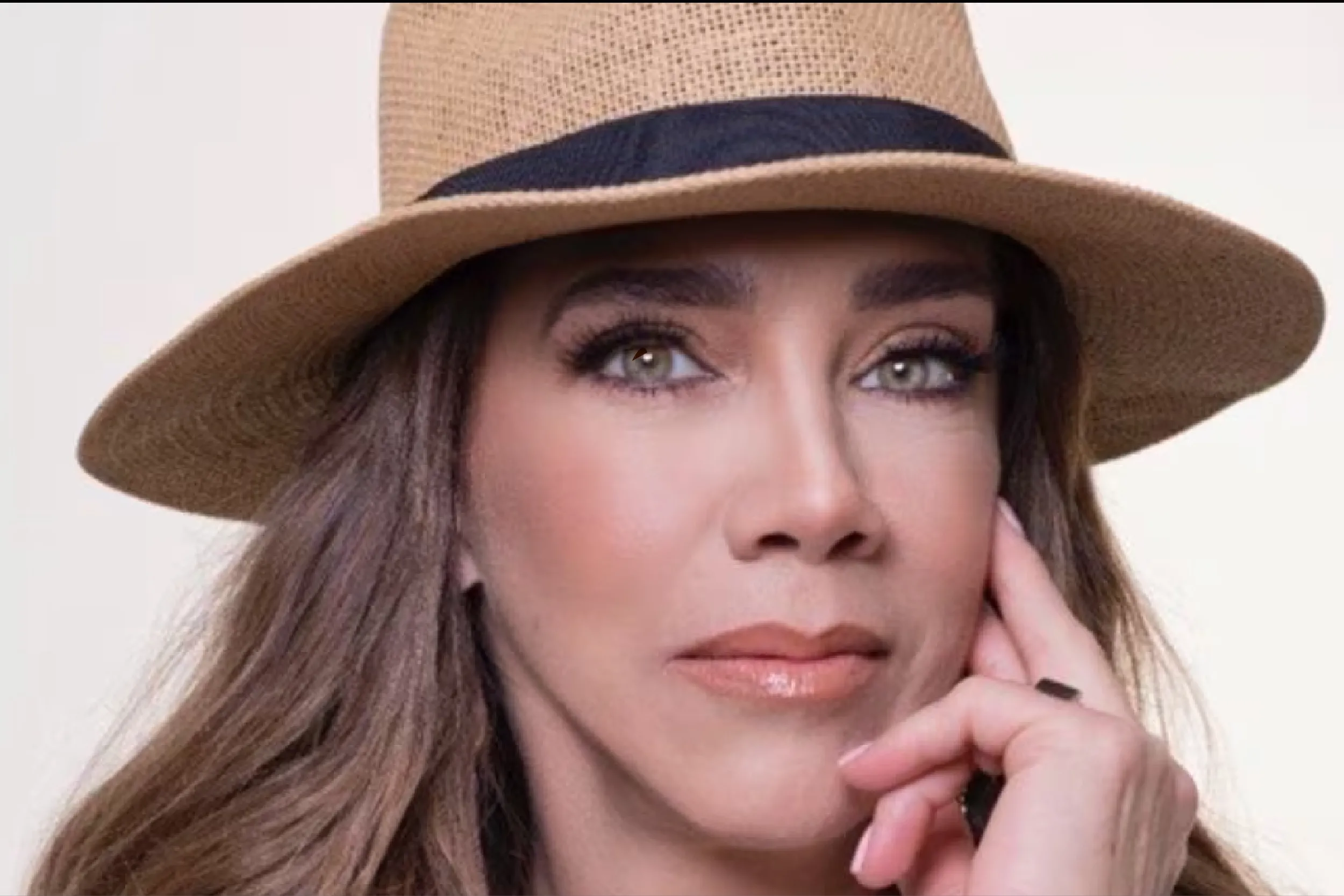 Cynthia Klitbo revela que una expareja le rompió la nariz.