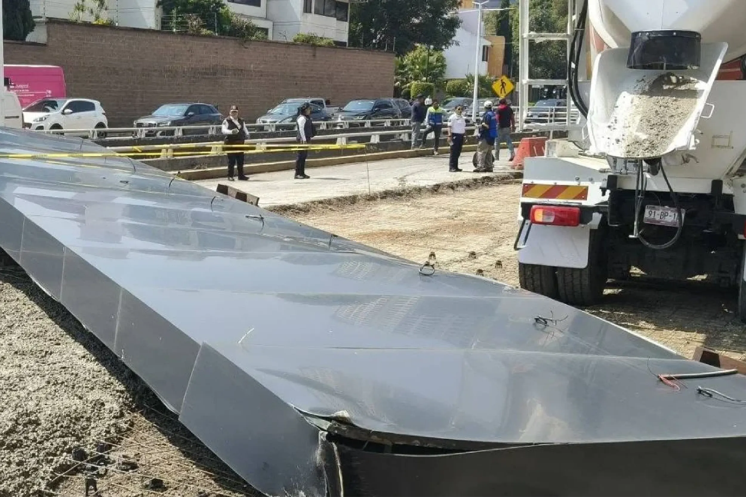 Enorme estructura cae sobre camioneta en Interlomas; murió una mujer.