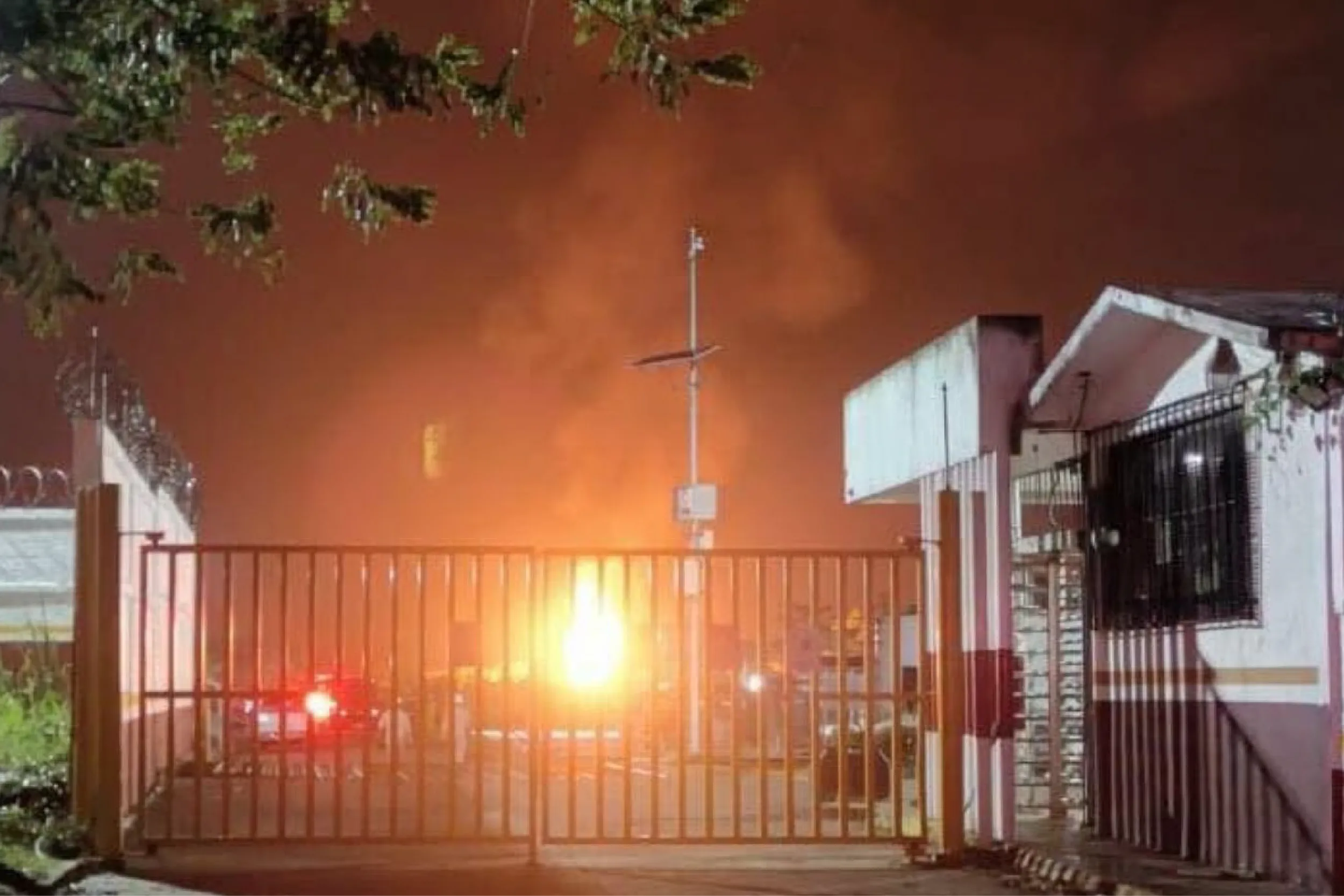Rayo provoca incendio en tanque de Pemex en Chiapas.