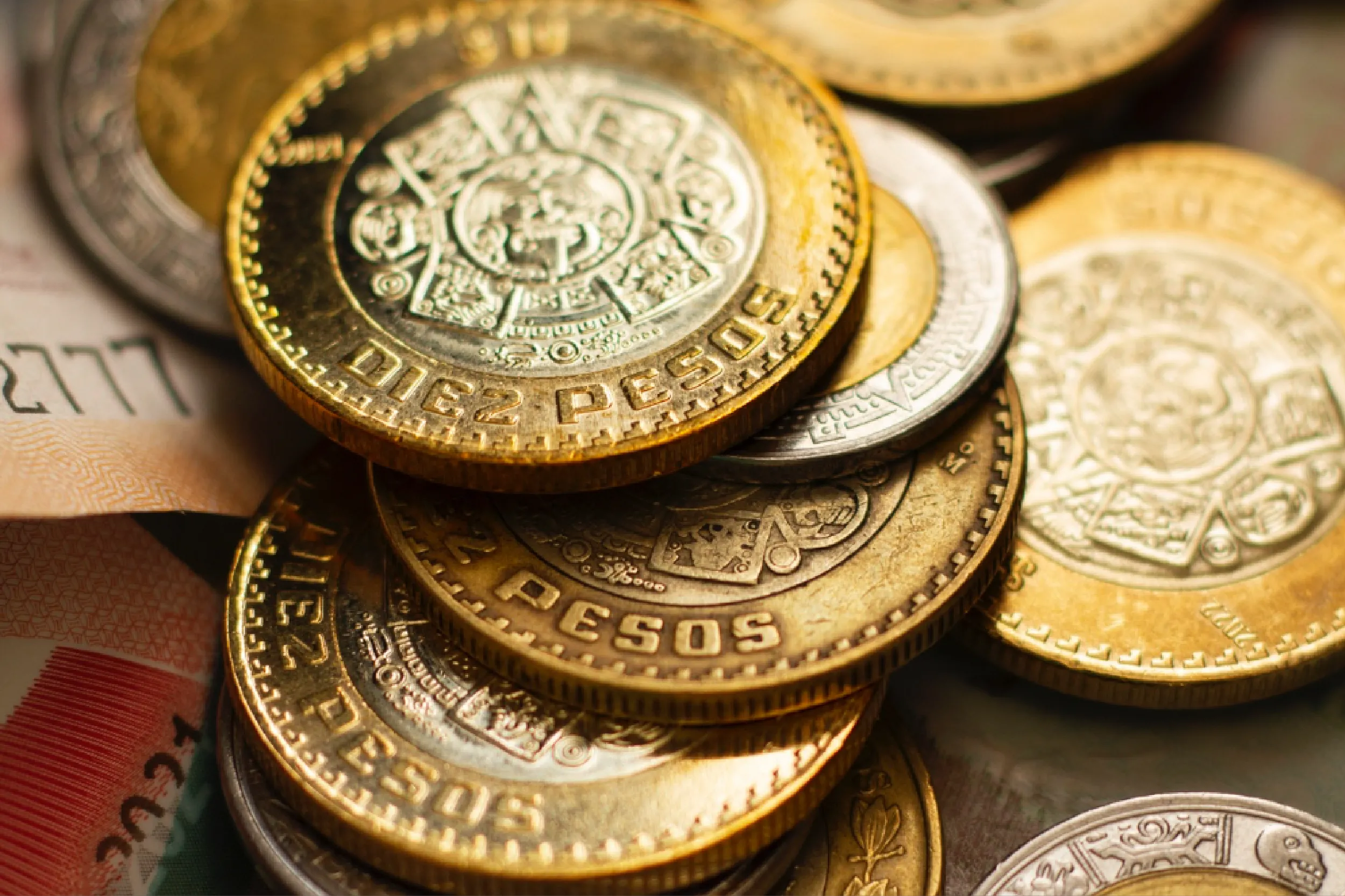 Dólar baja de 17 pesos hoy 14 de agosto de 2026.