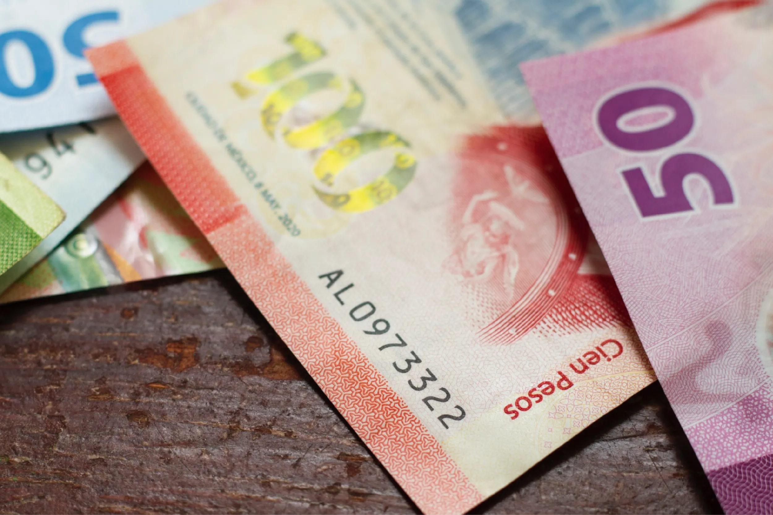 El peso mexicano sorprende y amenaza la barrera de 17 por dólar.