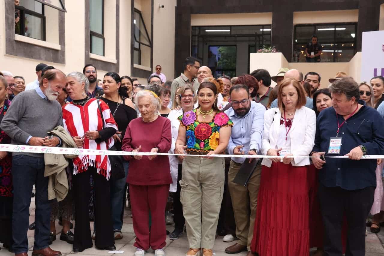 Abre la Utopía Elena Poniatowska en Coyoacán.