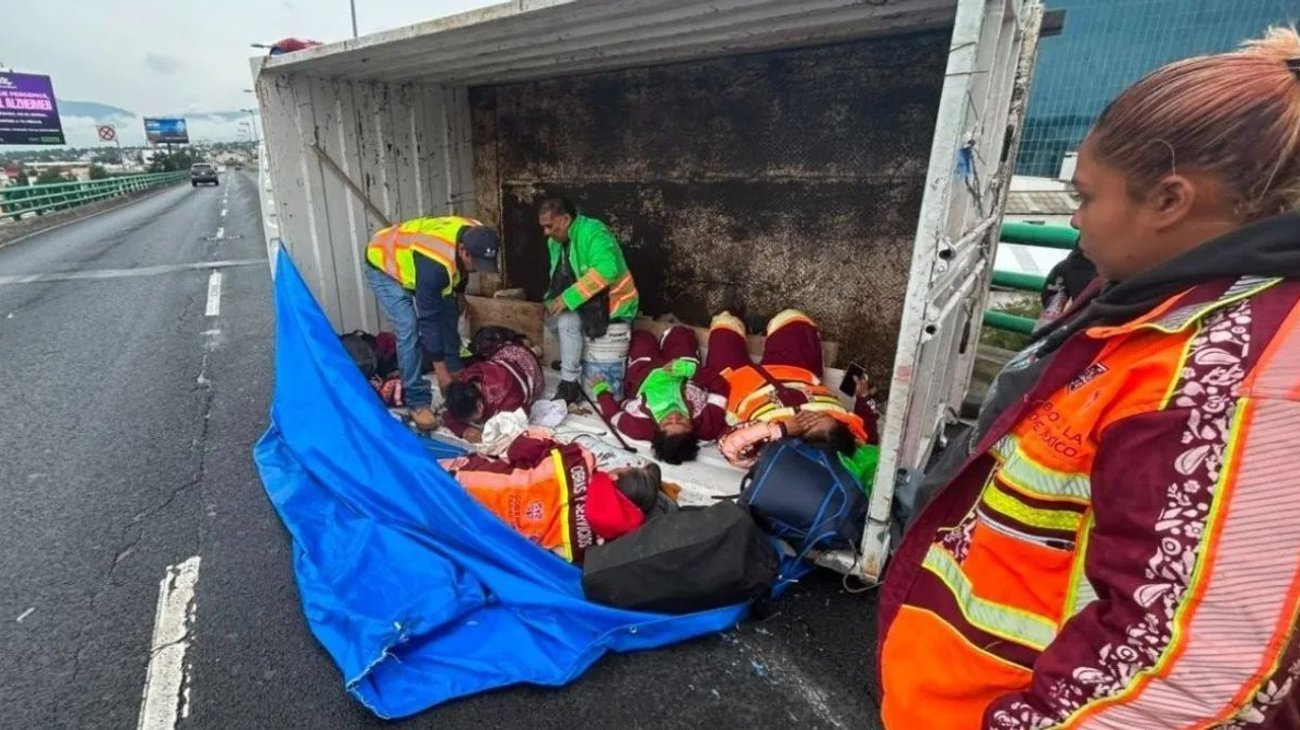 Vuelca camión con trabajadores de limpia en Segundo Piso del Periférico