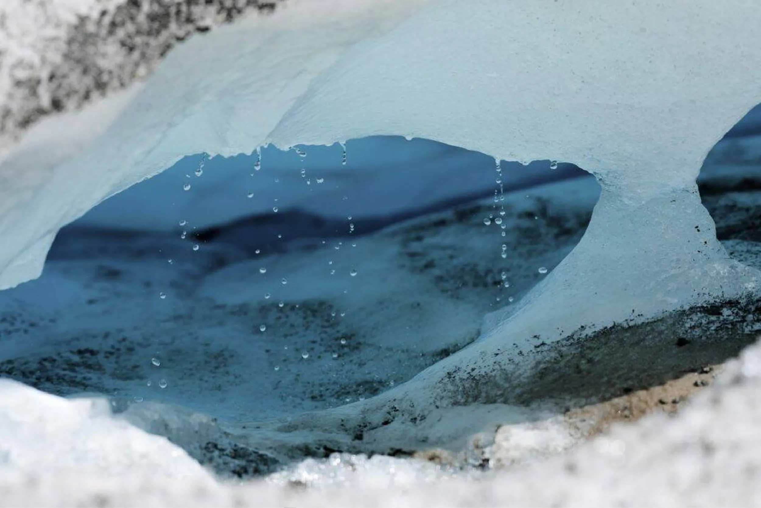 Glaciar se derrite en Suiza y revela restos de un avión accidentado en 1963.
