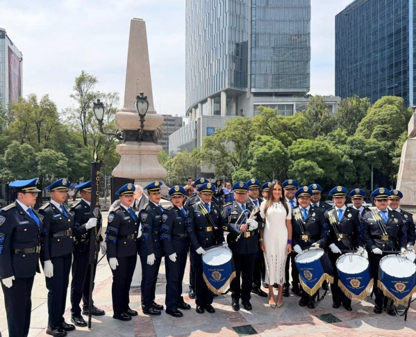 Deposita ofrenda en el Ángel de la Independencia.