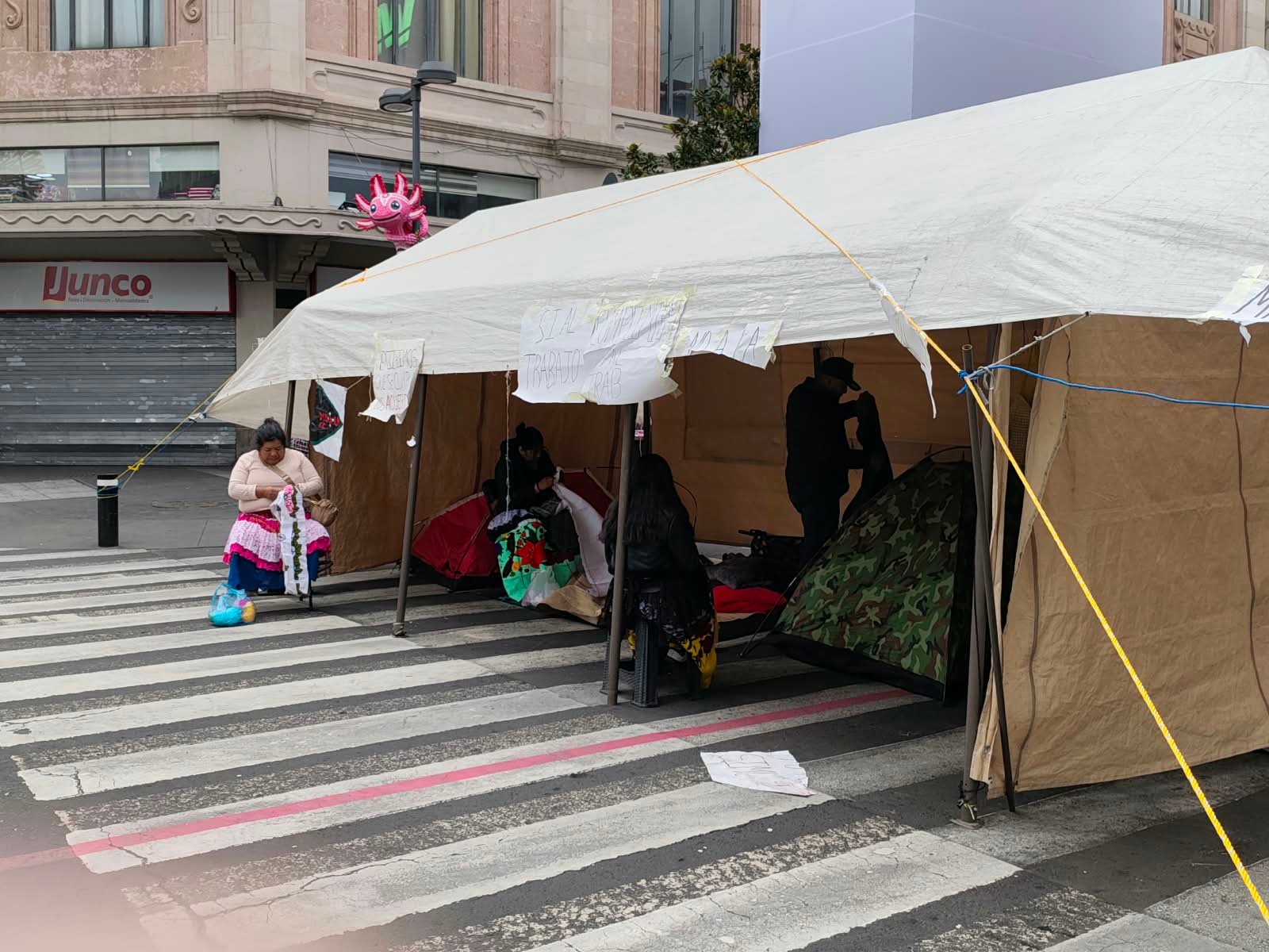 Artesanos mazahuas bloquean acceso al Zócalo de CDMX.