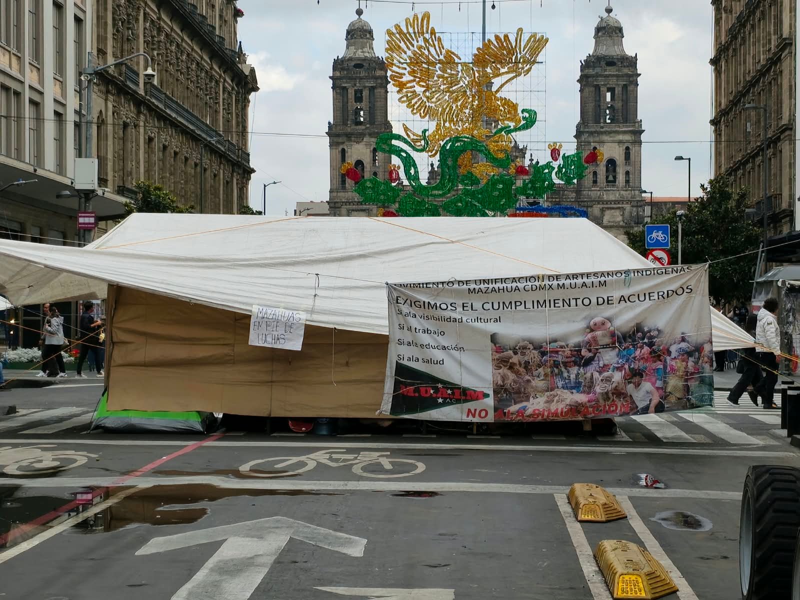 Artesanos mazahuas bloquean acceso al Zócalo de CDMX.