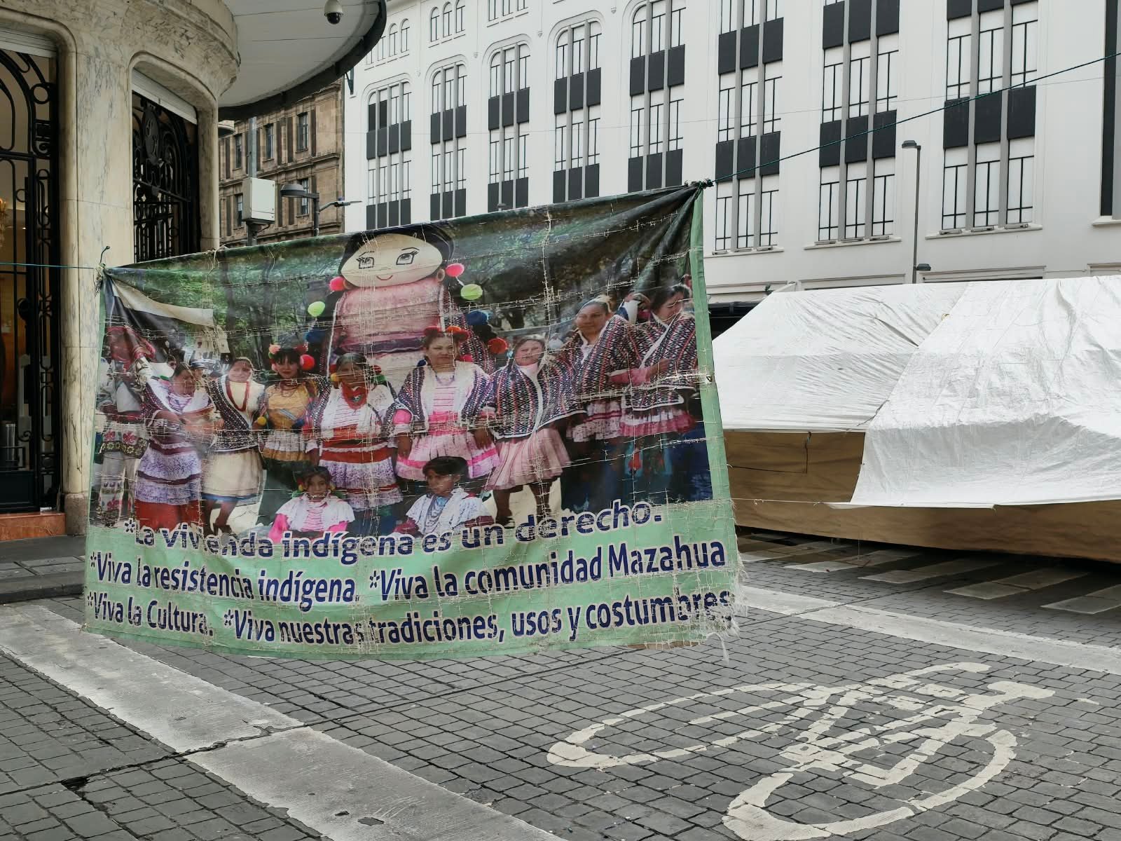 Artesanos mazahuas bloquean acceso al Zócalo