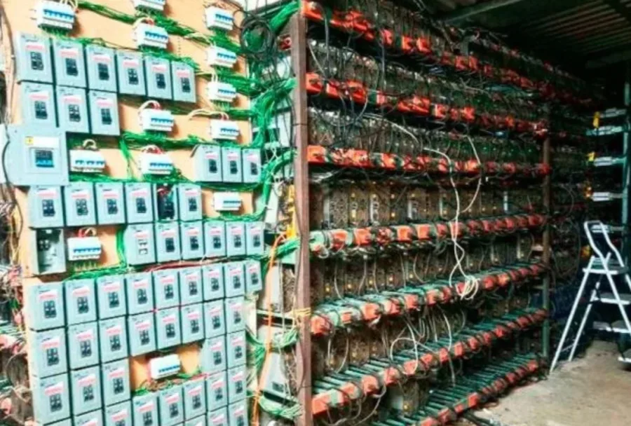 Aseguran granja de criptomonedas en Puebla con 300 equipos.