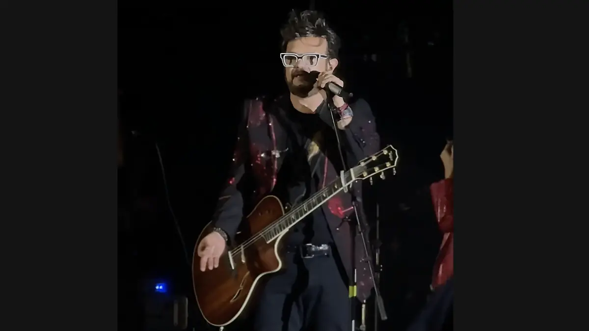 Aleks Syntek habló, regañó y discutió con el público.