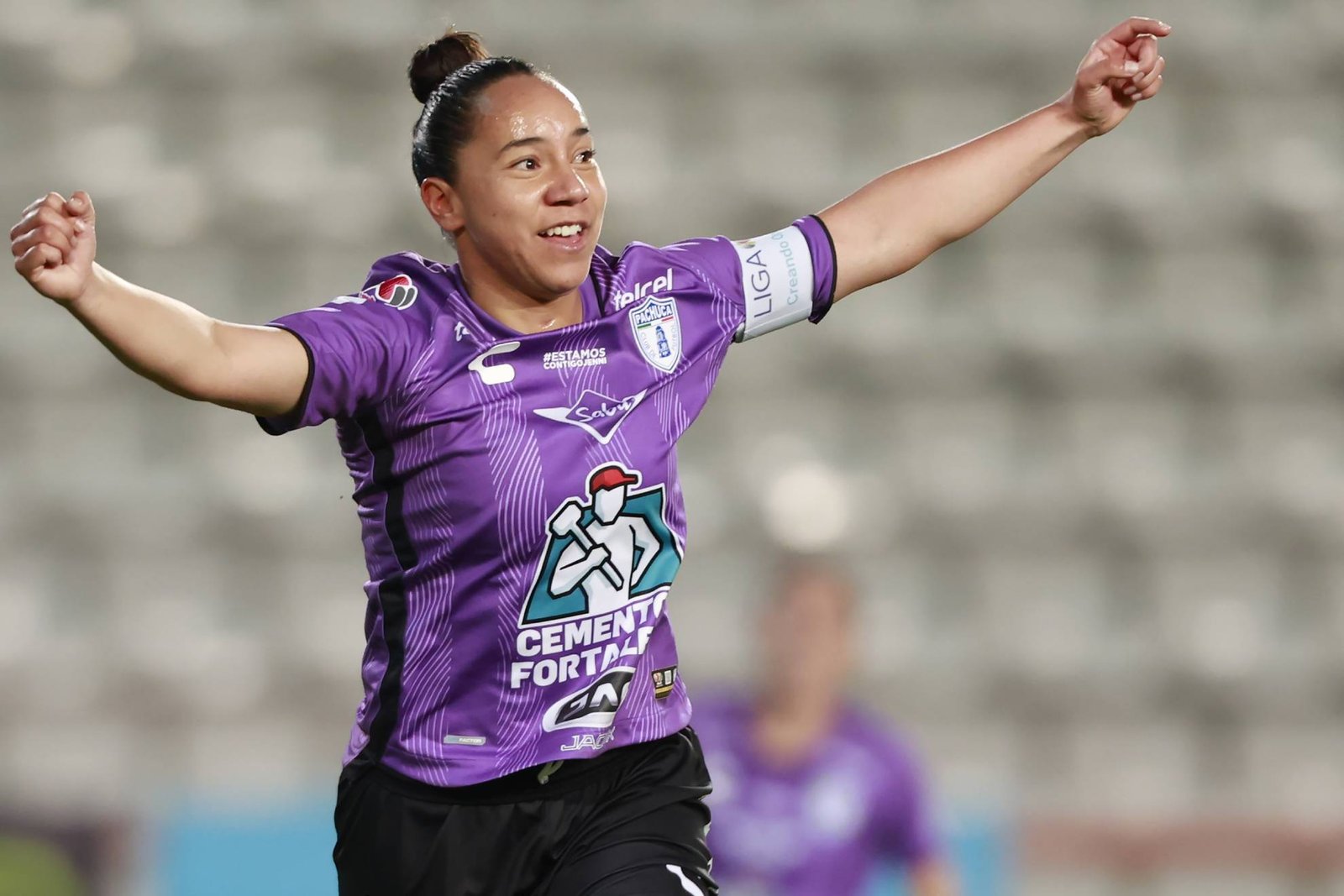 Charlyn Corral gana premio mundial en el Balón de Oro.