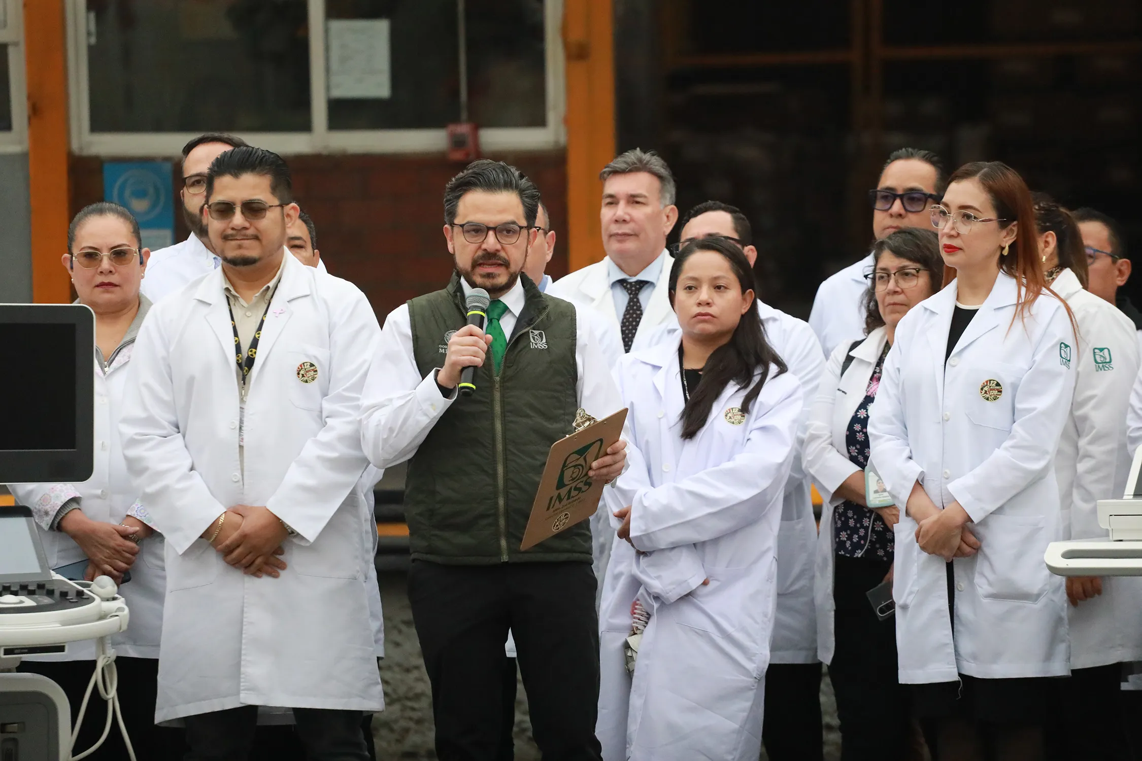 El IMSS inició la distribución de ultrasonidos, electrocardiógrafos y monitores de signos vitales como parte del plan “12 Acciones en 120 Días”.