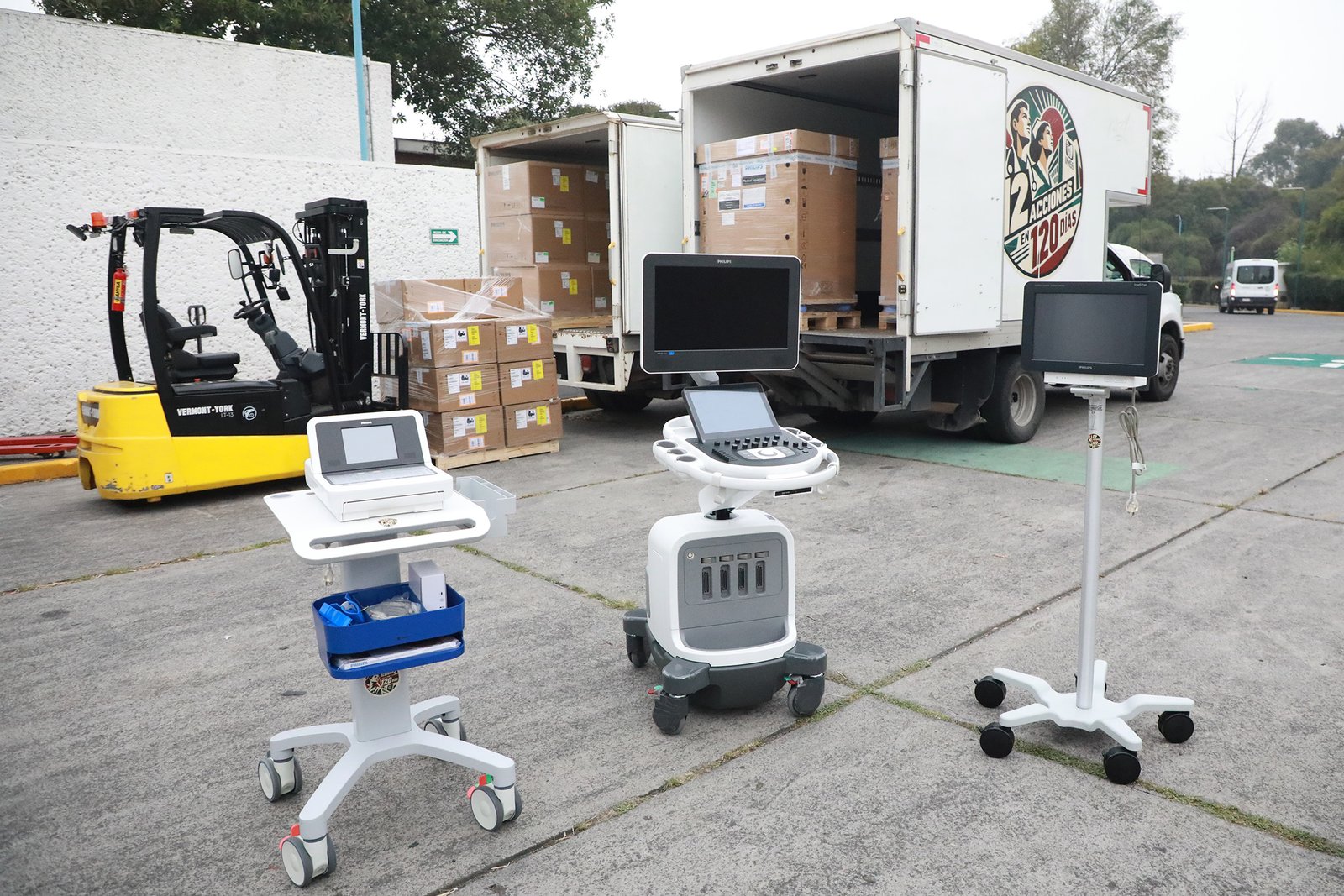 El IMSS inició la distribución de ultrasonidos, electrocardiógrafos y monitores de signos vitales como parte del plan “12 Acciones en 120 Días”.