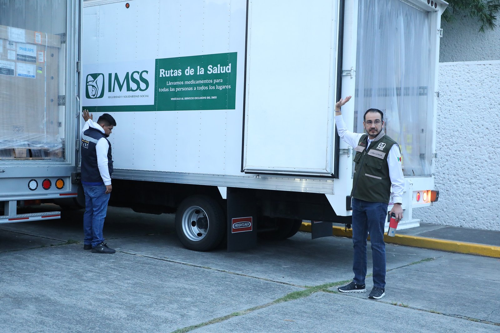 El IMSS inició la distribución de ultrasonidos, electrocardiógrafos y monitores de signos vitales como parte del plan “12 Acciones en 120 Días”.