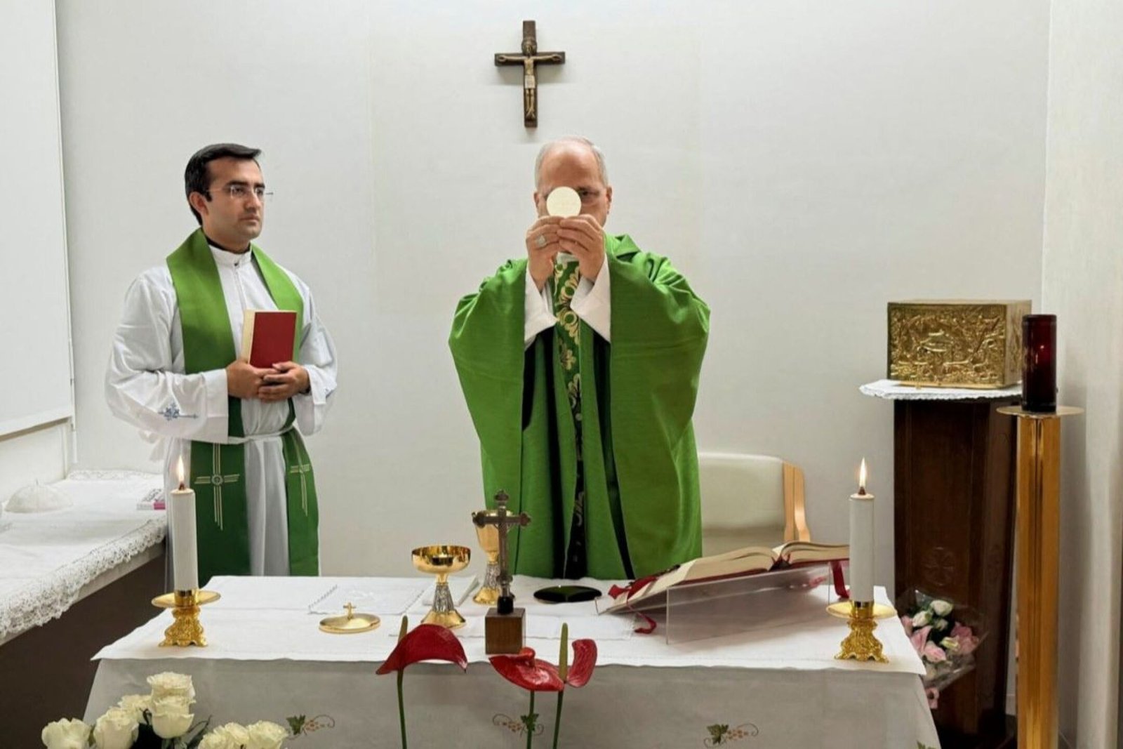 Papa León XIV reaparece tras cirugía.