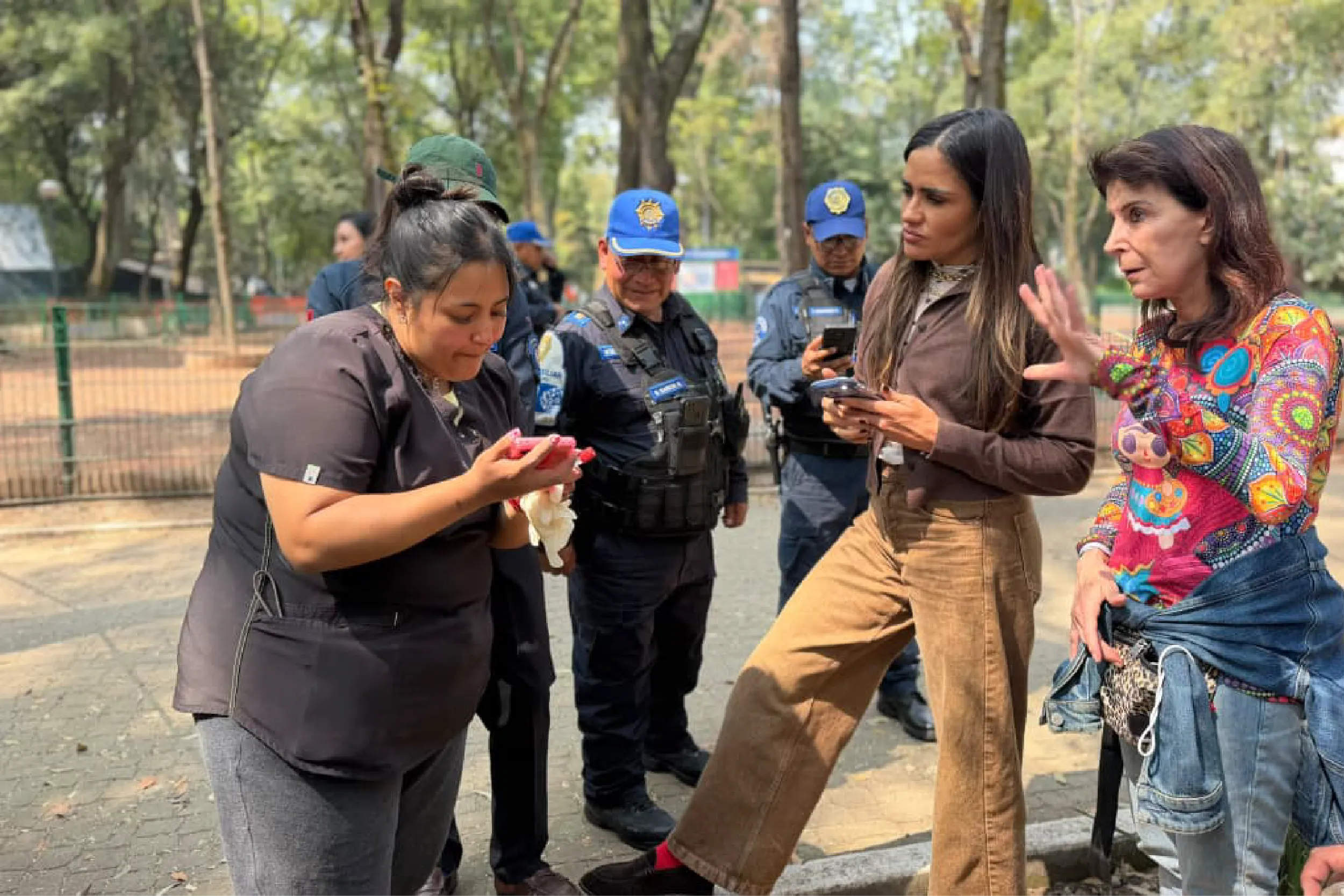 Personal de la Alcaldía Cuauhtémoc localizó seis cebos sospechosos en el Parque España tras denuncias por presunto envenenamiento de perros.