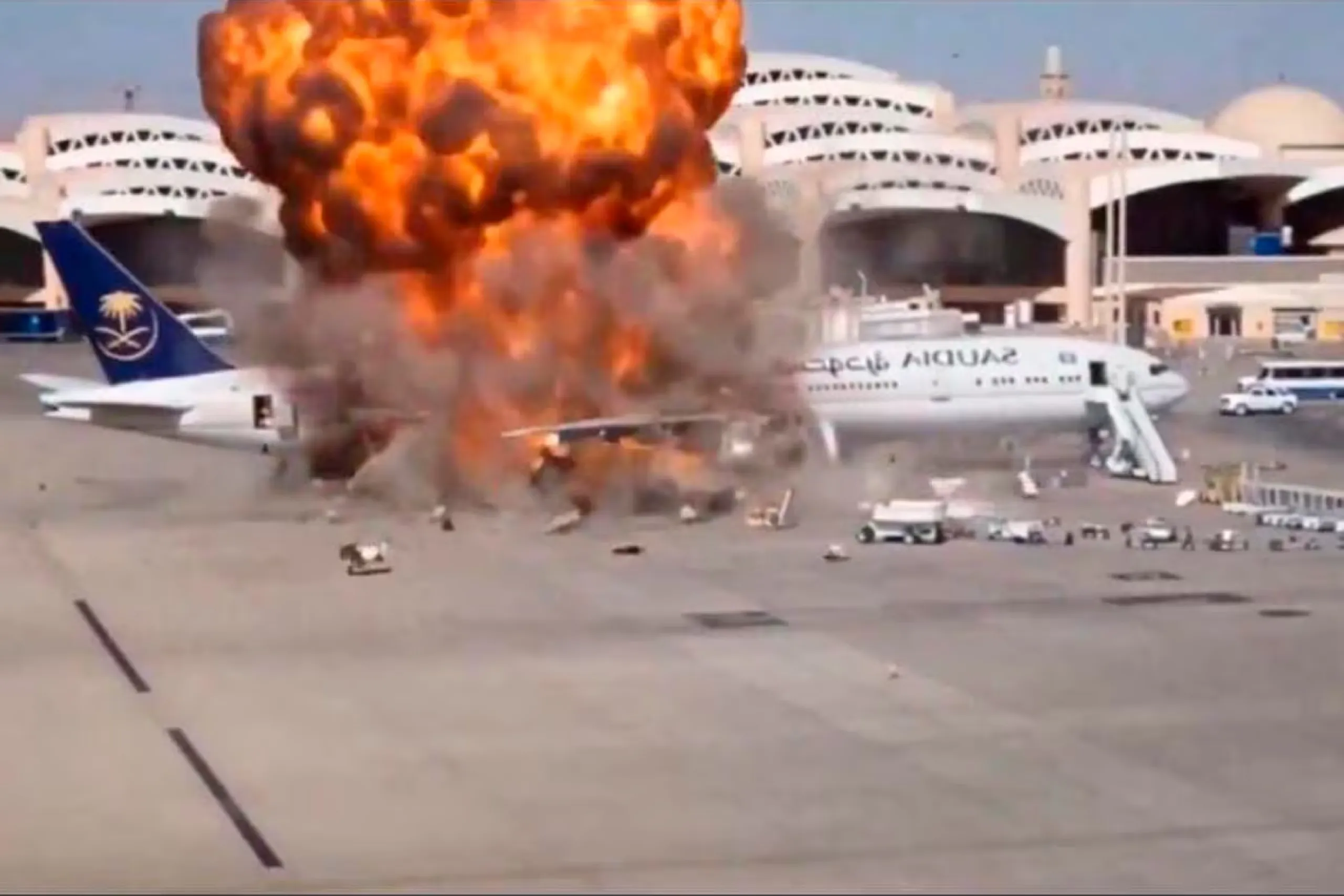 Cierran aeropuerto de Riad por ataques en Arabia Saudita.