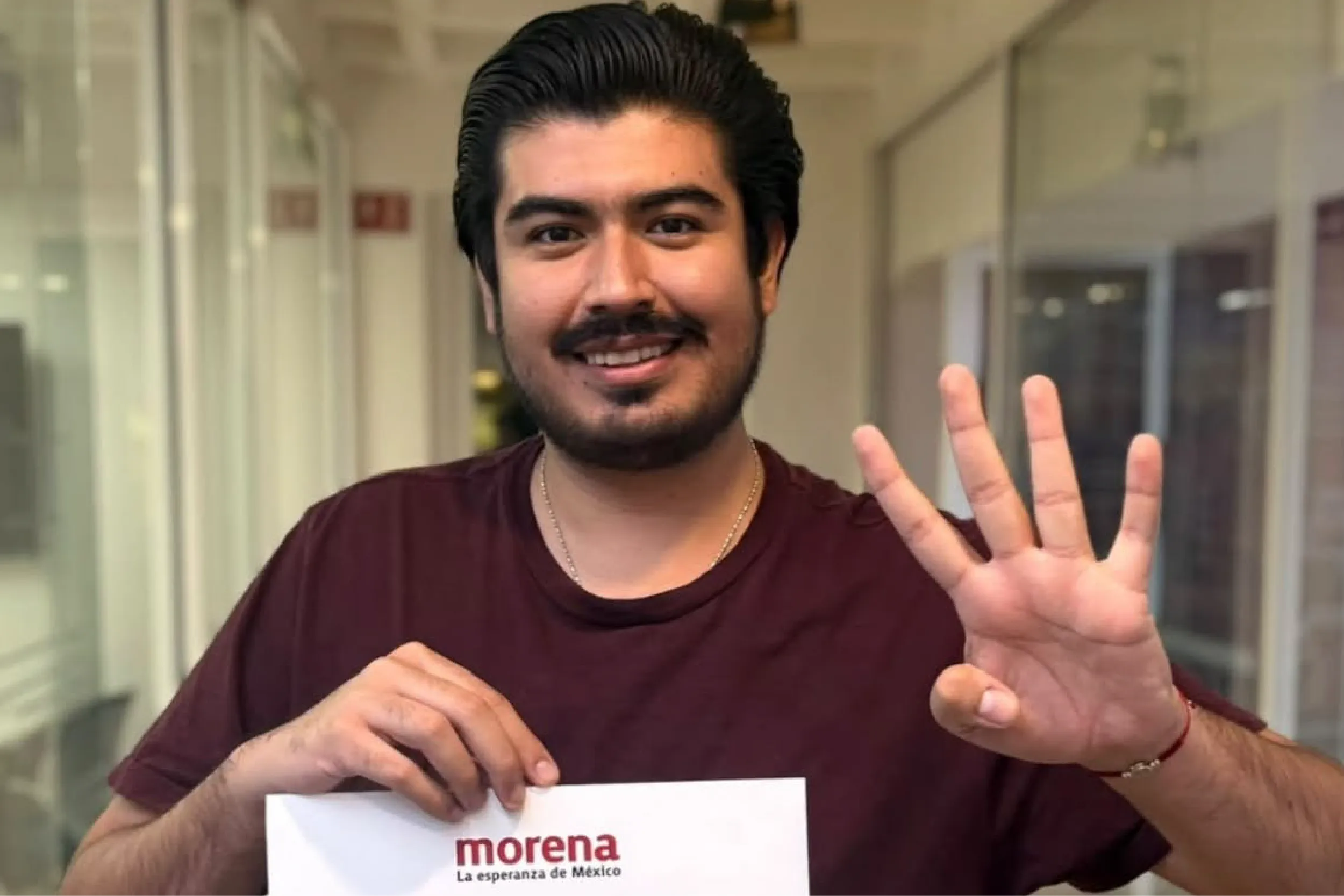 Brian Vicario se registra como aspirante en Distrito 06 de Guerrero.
