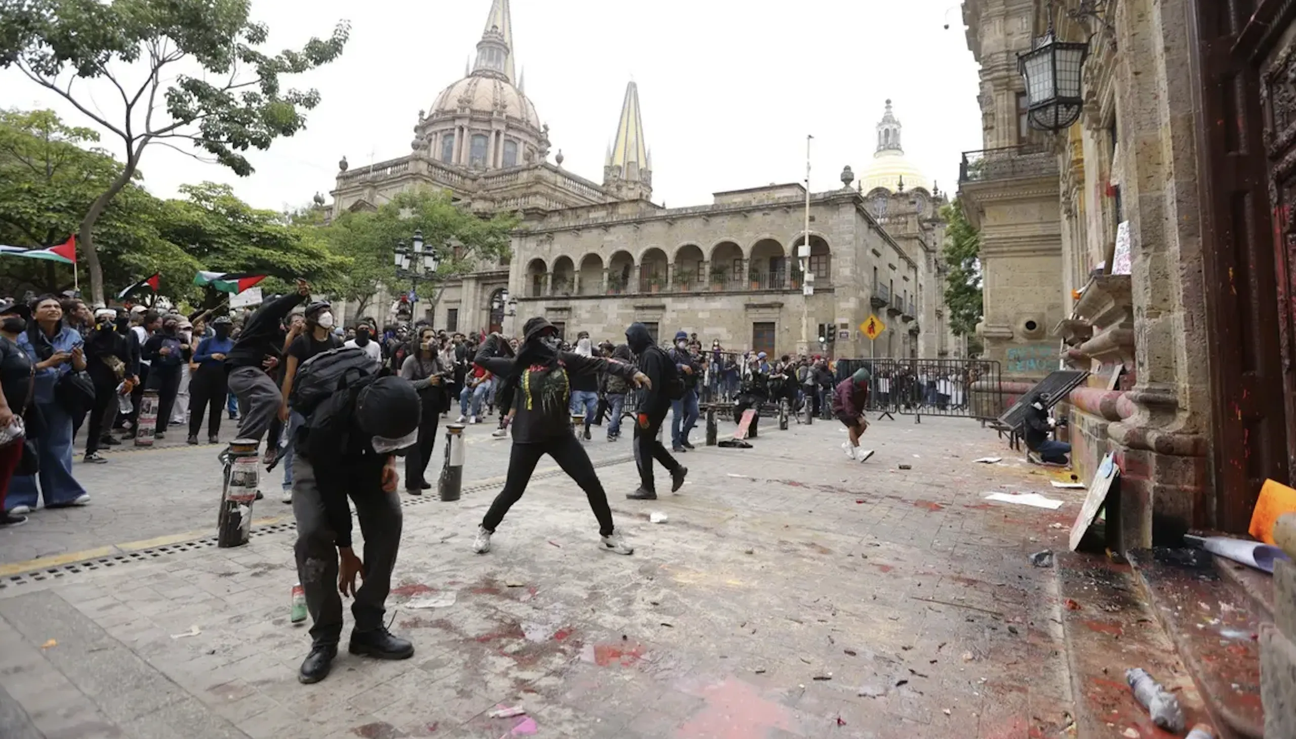 Marcha por agua limpia en Guadalajara: 5 detenidos y daños.