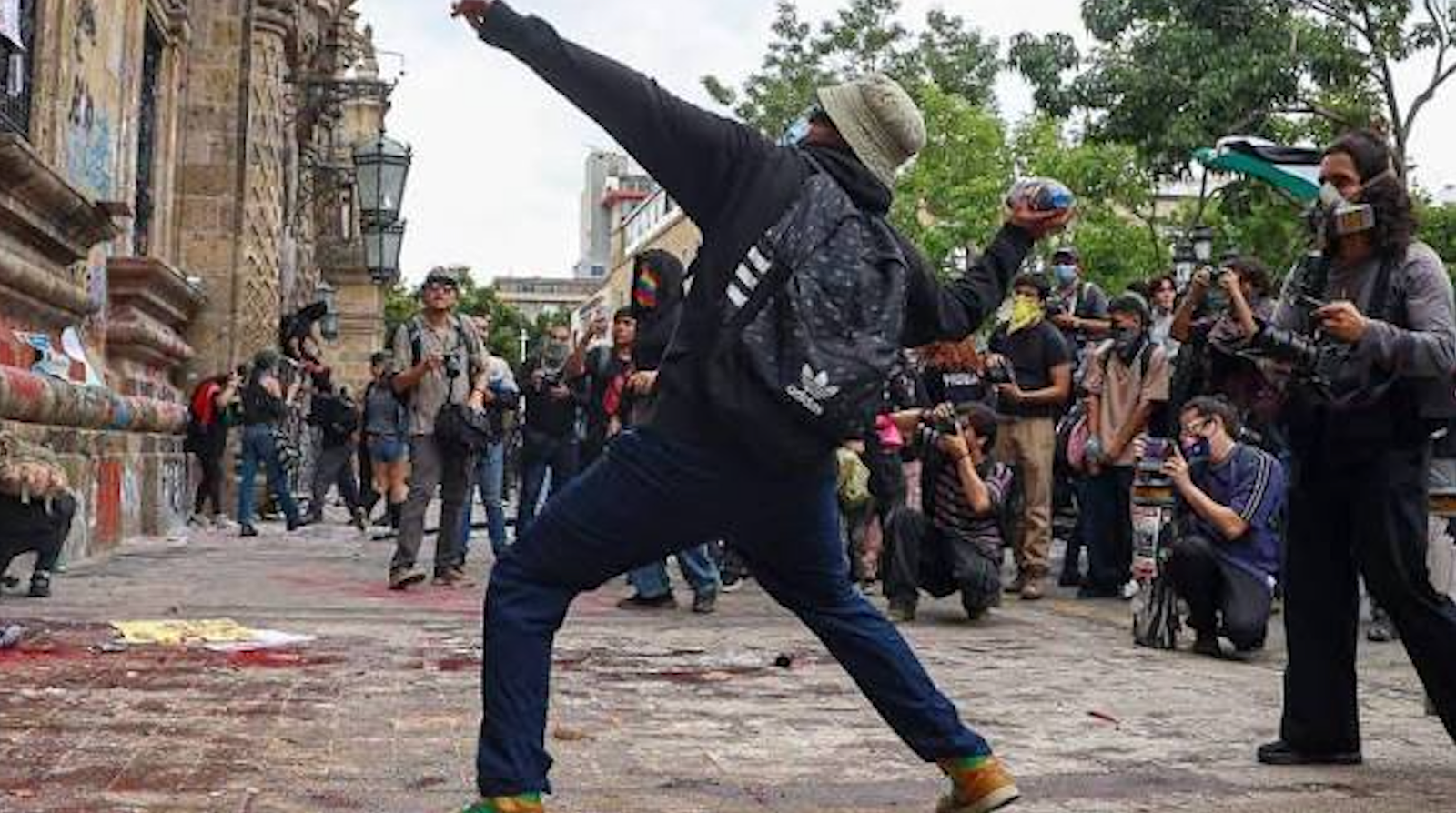 Miles exigen agua limpia en Guadalajara; encapuchados causan destrozos y hay cinco detenidos.
