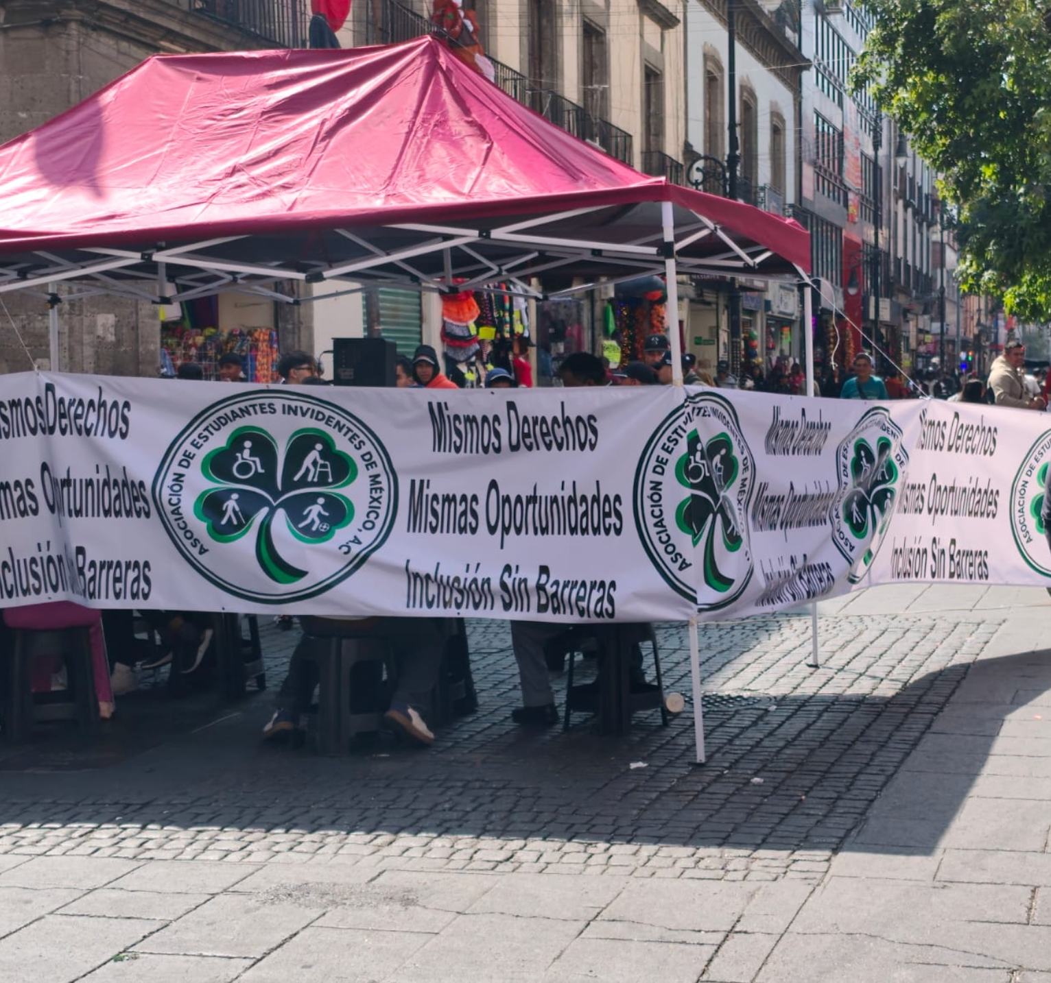 Comerciantes con discapacidad visual se manifiestan en el Centro Histórico para exigir la restitución de sus espacios de trabajo.
