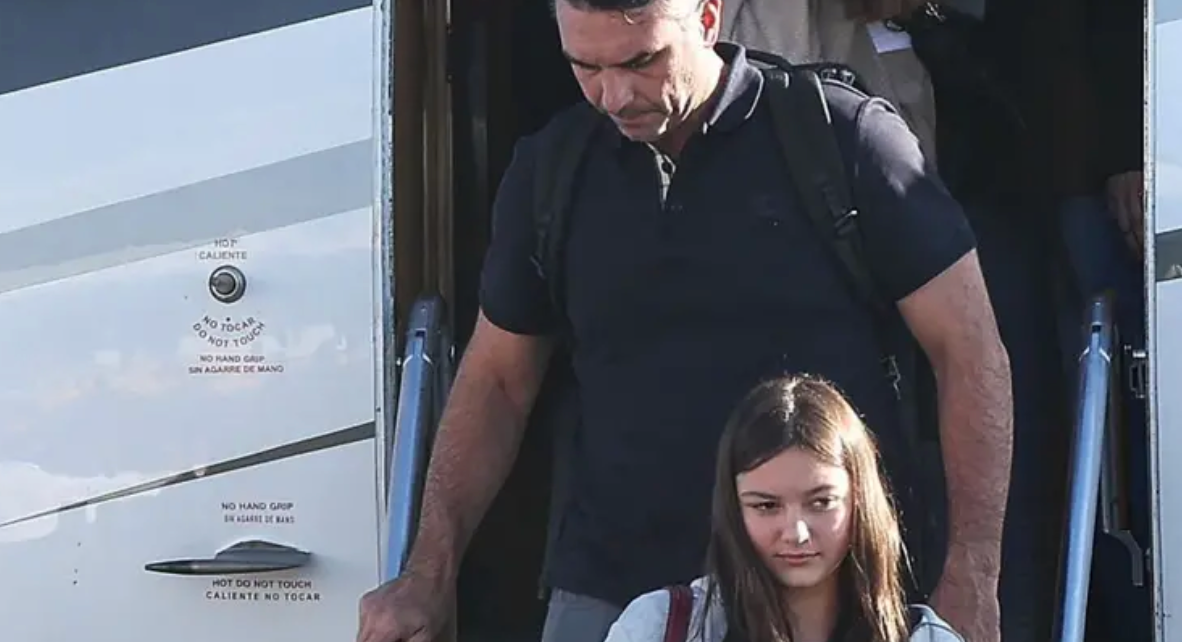 Flávio Bolsonaro huye de Brasil.