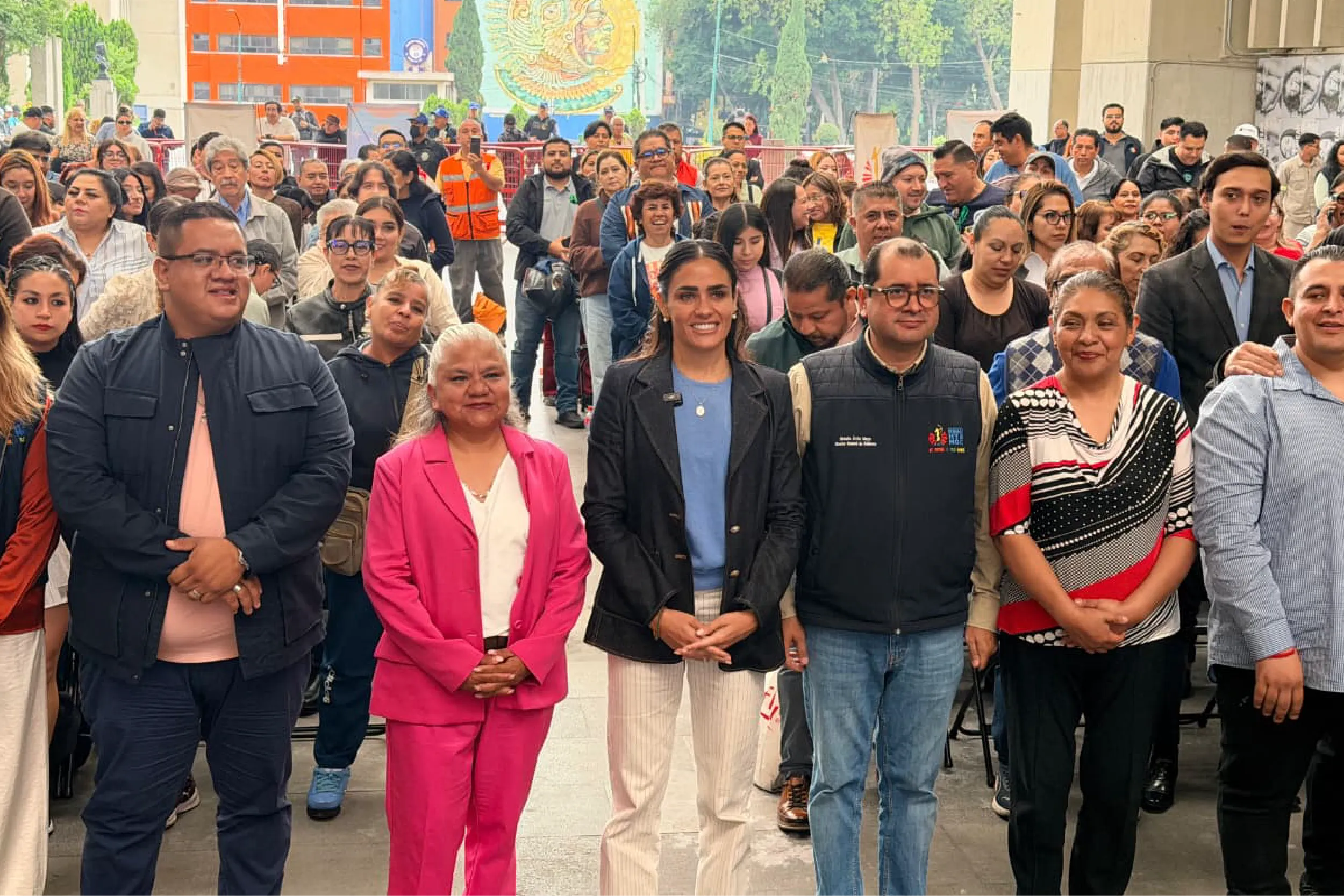 Cuauhtémoc entrega 93 cédulas a locatarios de mercados.