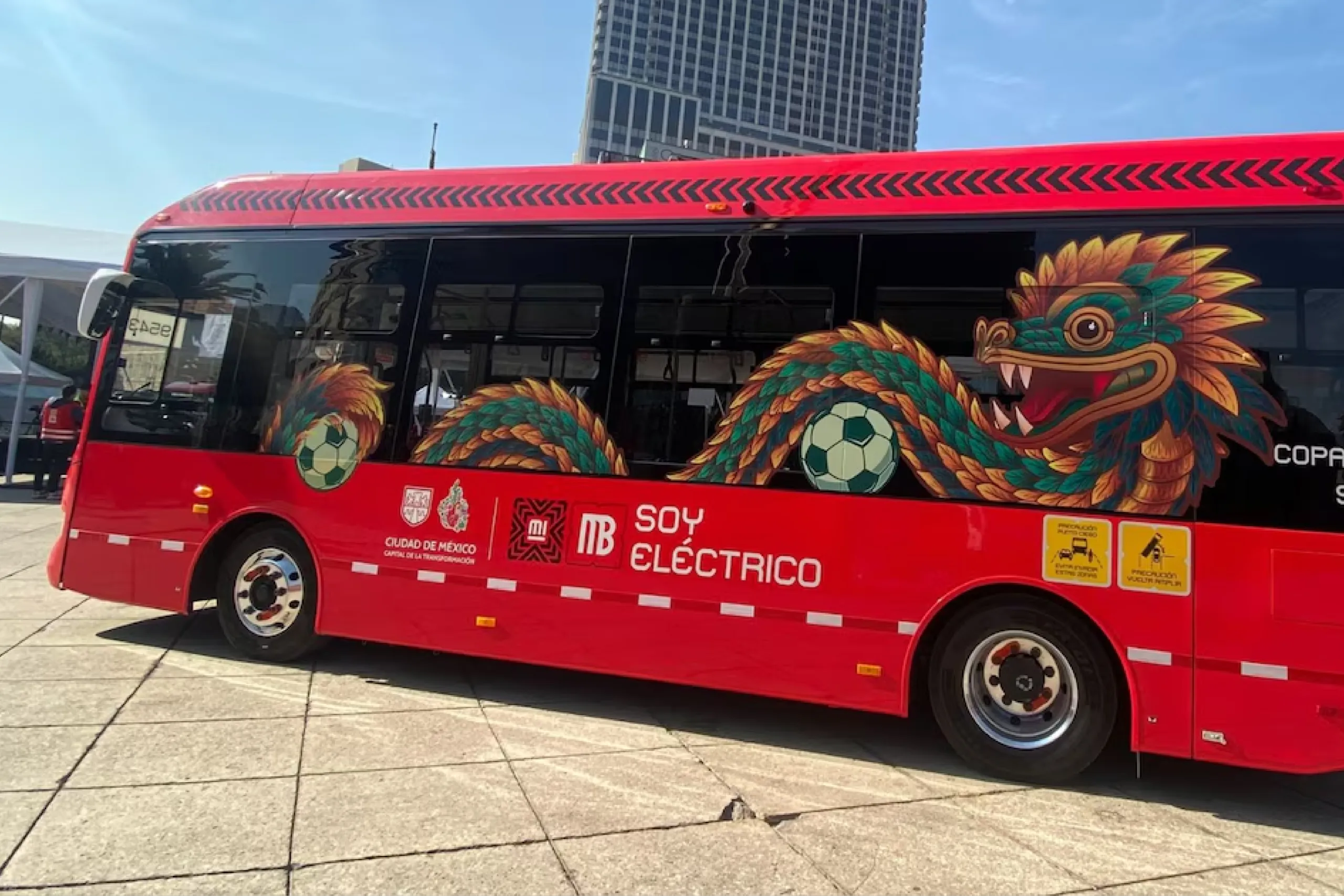La Ruta Quetzalcóatl del Metrobús CDMX es operada por 48 mujeres.