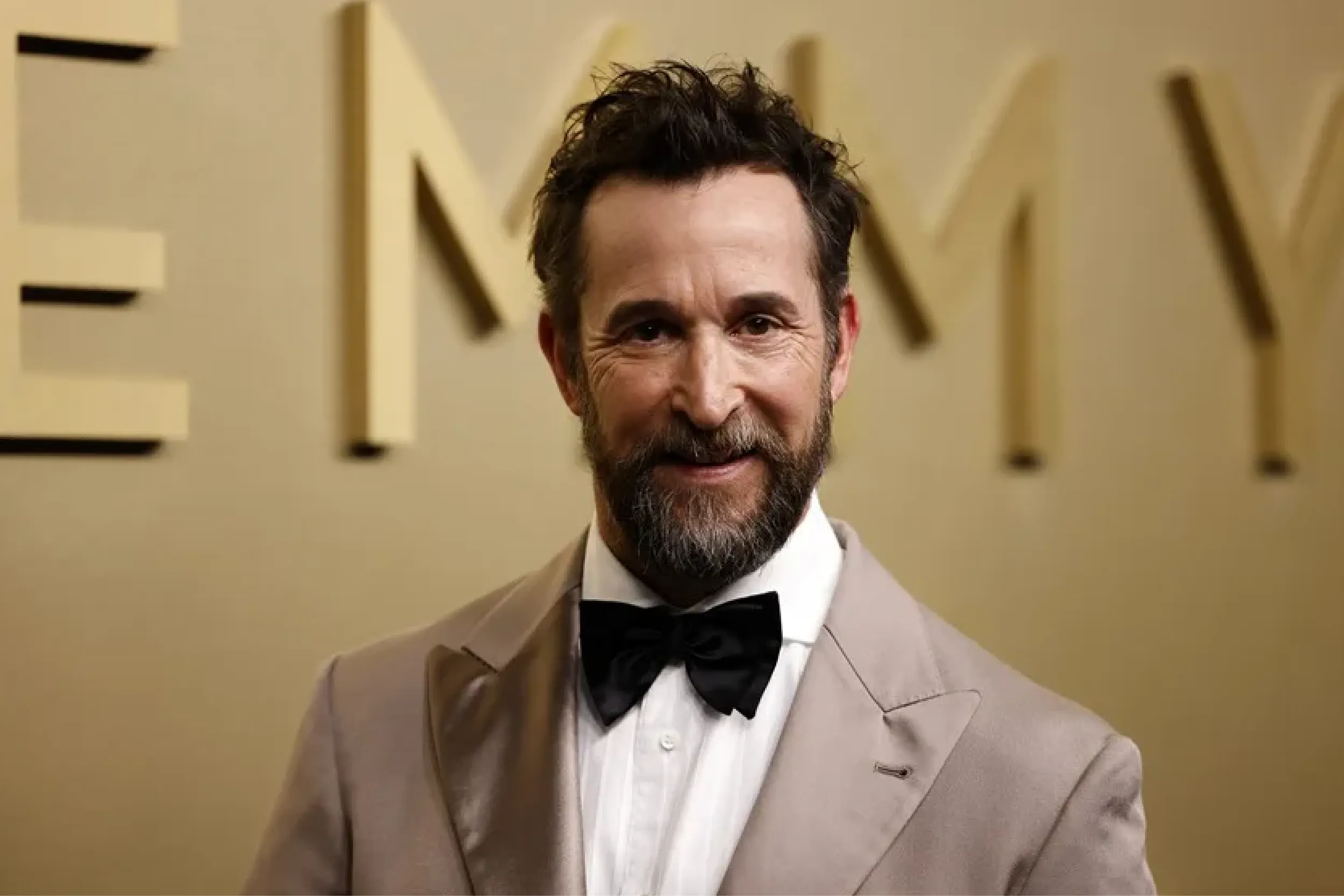 Noah Wyle, protagonista de The Pitt y recordado por ER, fue elegido el hombre más sexy de 2026 por la revista People.