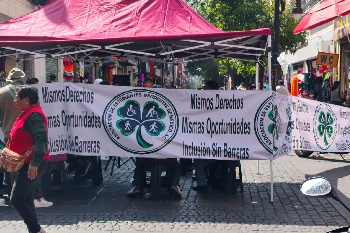 Comerciantes con discapacidad visual se manifiestan en el Centro Histórico para exigir la restitución de sus espacios de trabajo. Foto: Moises Castillo.