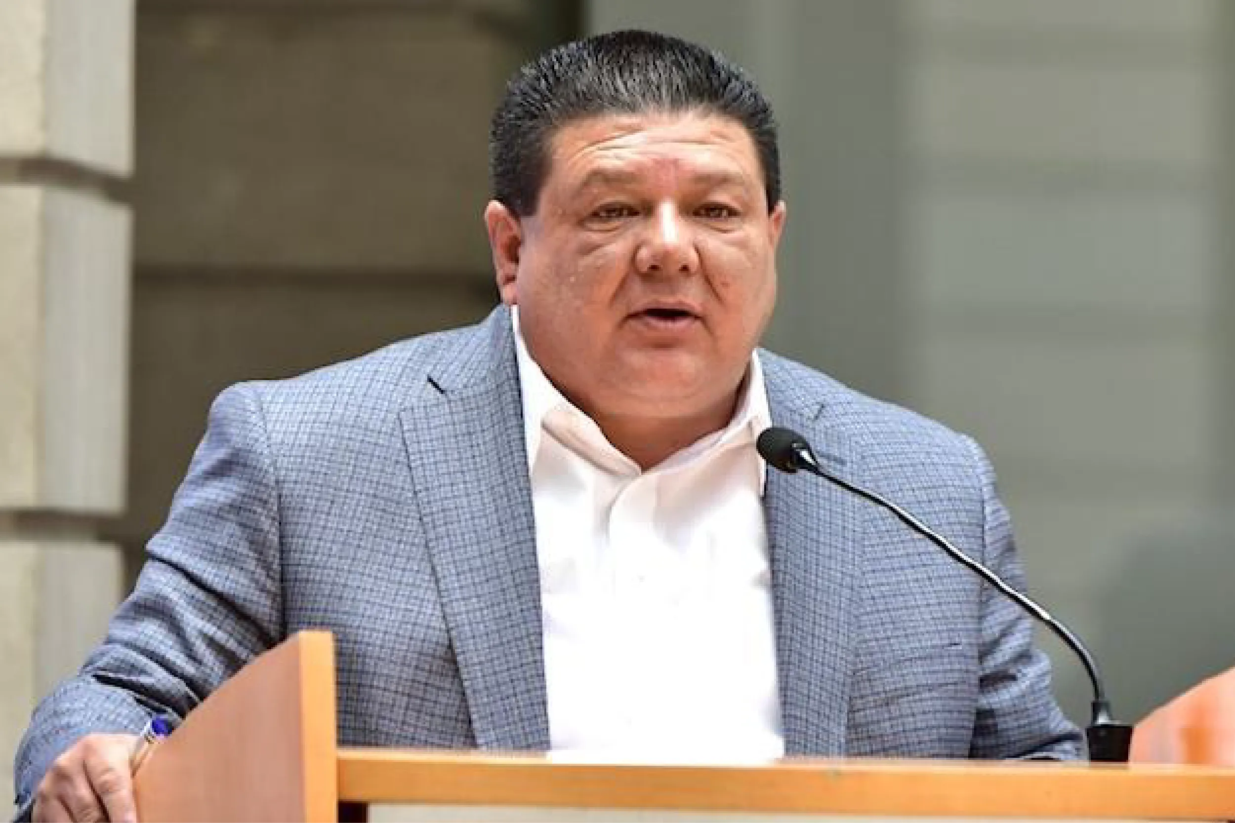  César Jáuregui Moreno, exfiscal de Chihuahua, enfrenta una investigación federal por presunta traición a la patria.