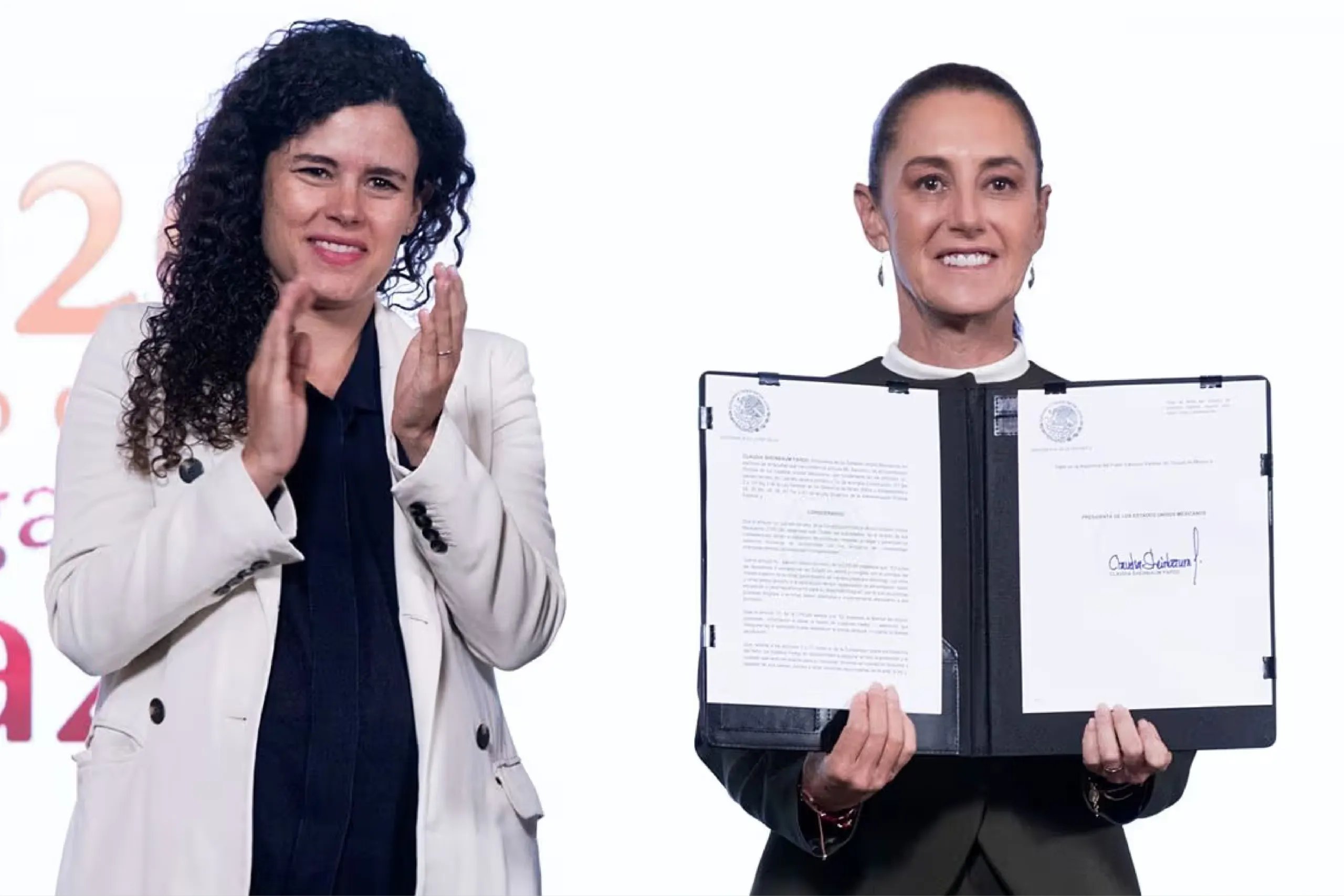 Sheinbaum firma decreto para restringir contenido violento a menores en redes.