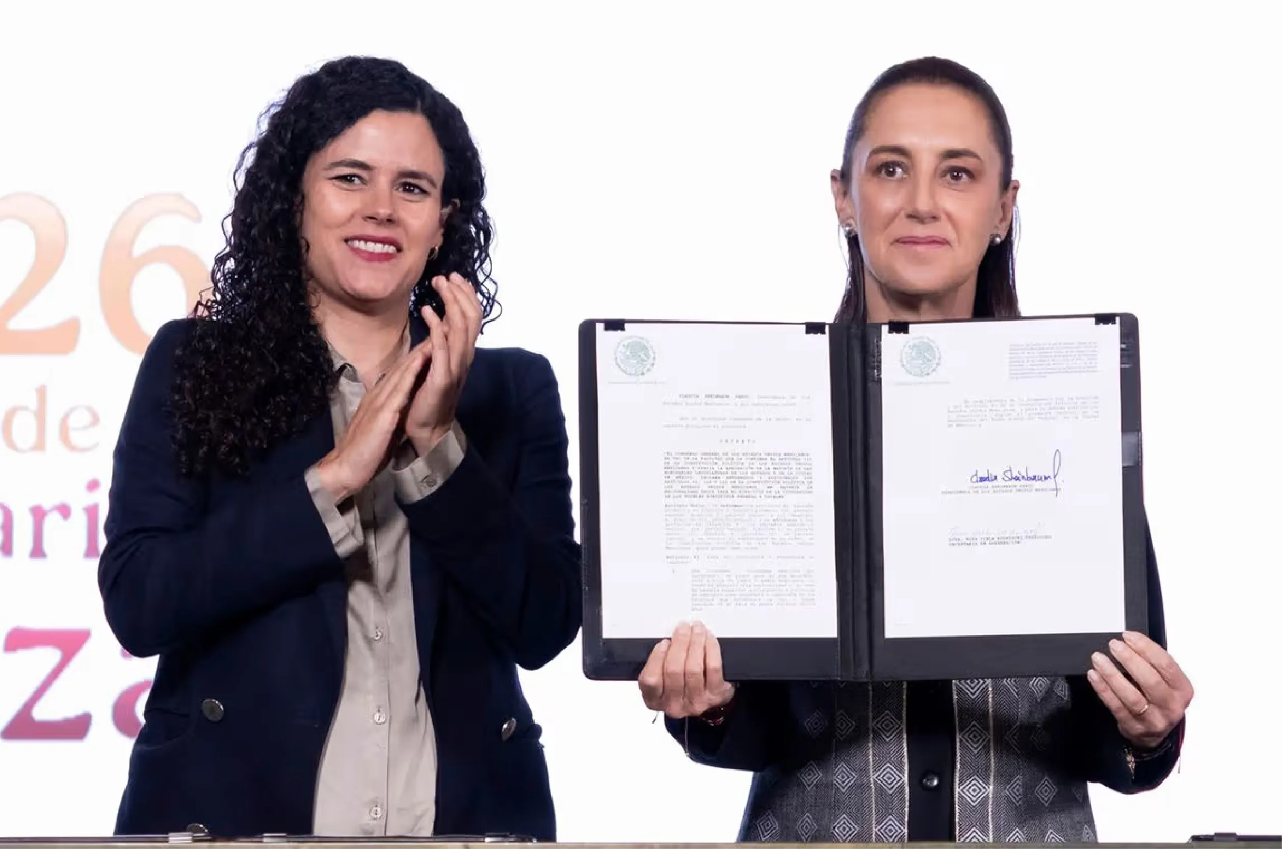 Sheinbaum firma reforma: candidatos con doble nacionalidad deberán renunciar a ella.