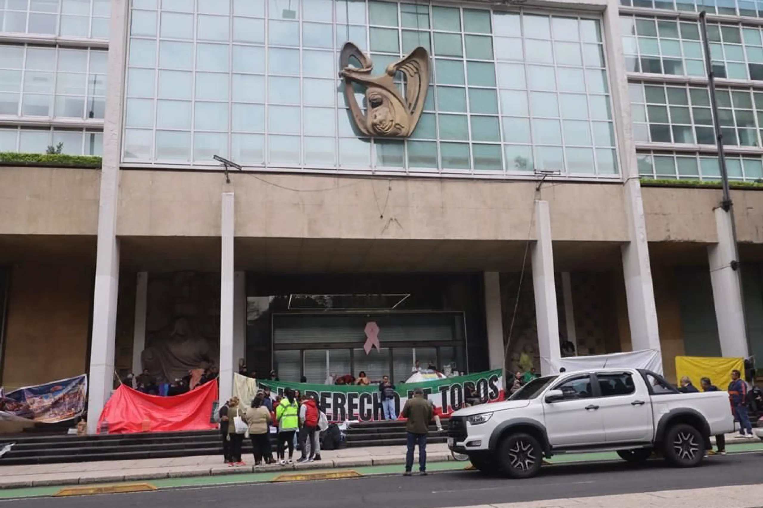 Trabajadores del IMSS mantienen plantones en Reforma y la Condesa.