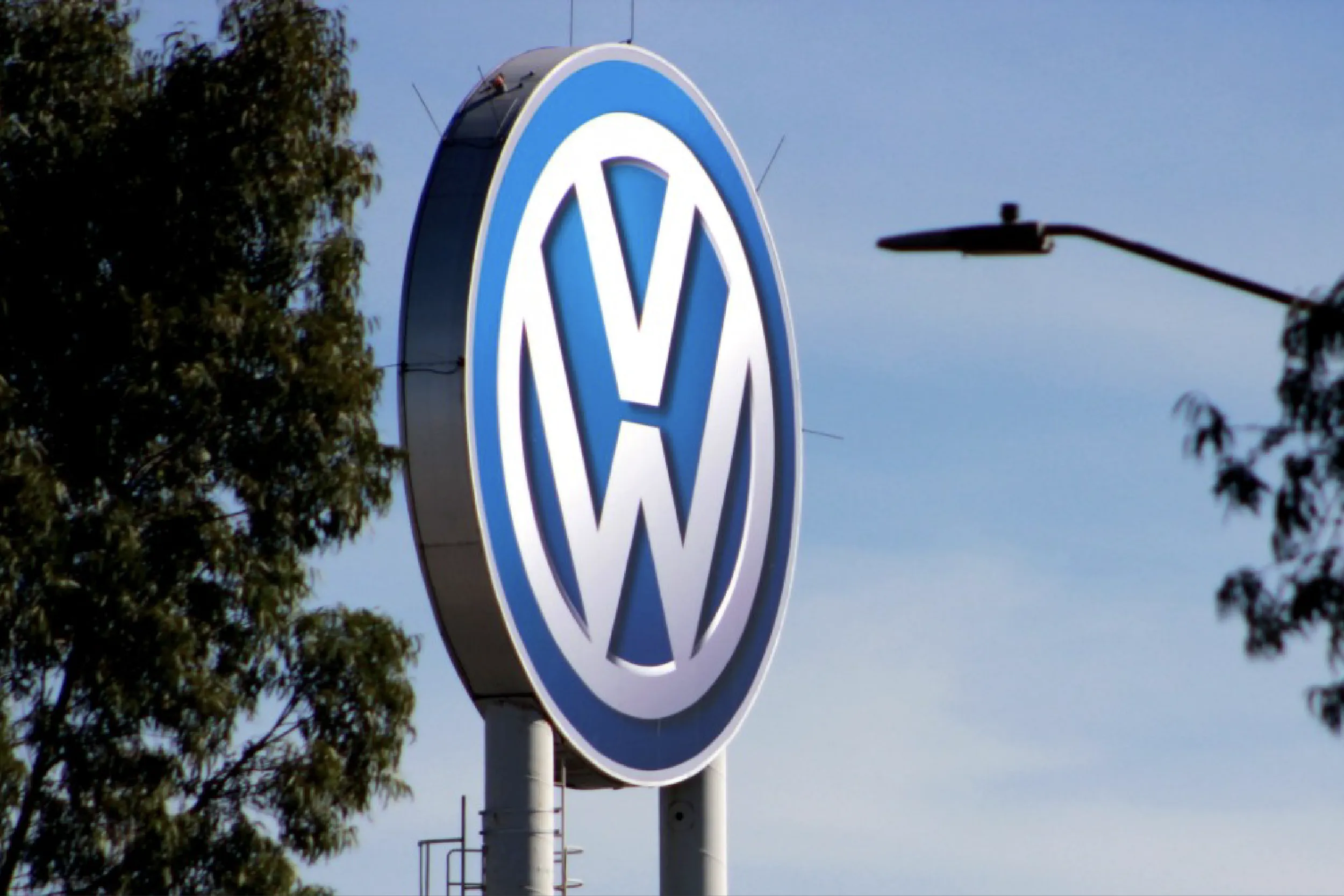 Los trabajadores de Volkswagen Puebla aprobaron un acuerdo económico global de 8.24%, con lo que evitaron la huelga programada para este 29 de octubre.