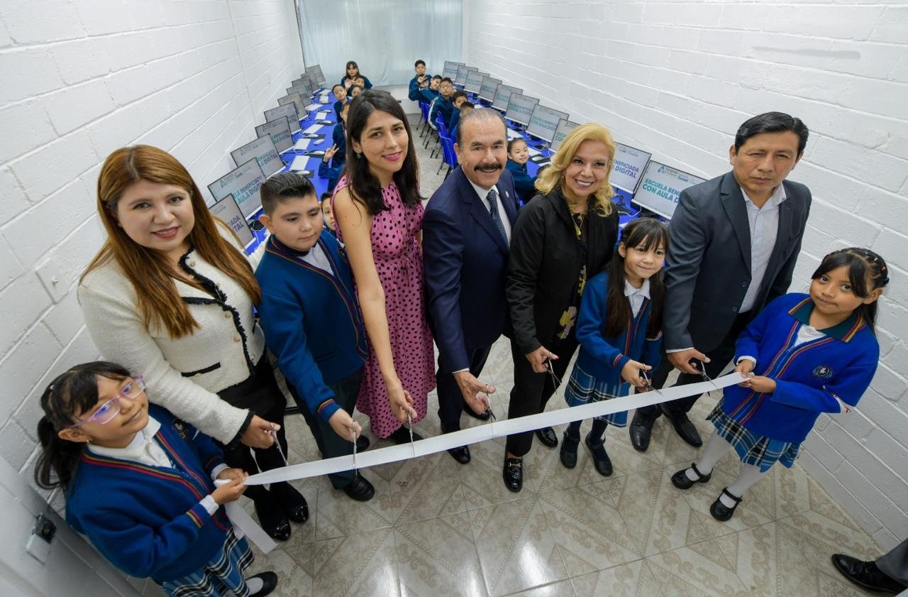 Atizapán entregó aulas digitales y mobiliario.