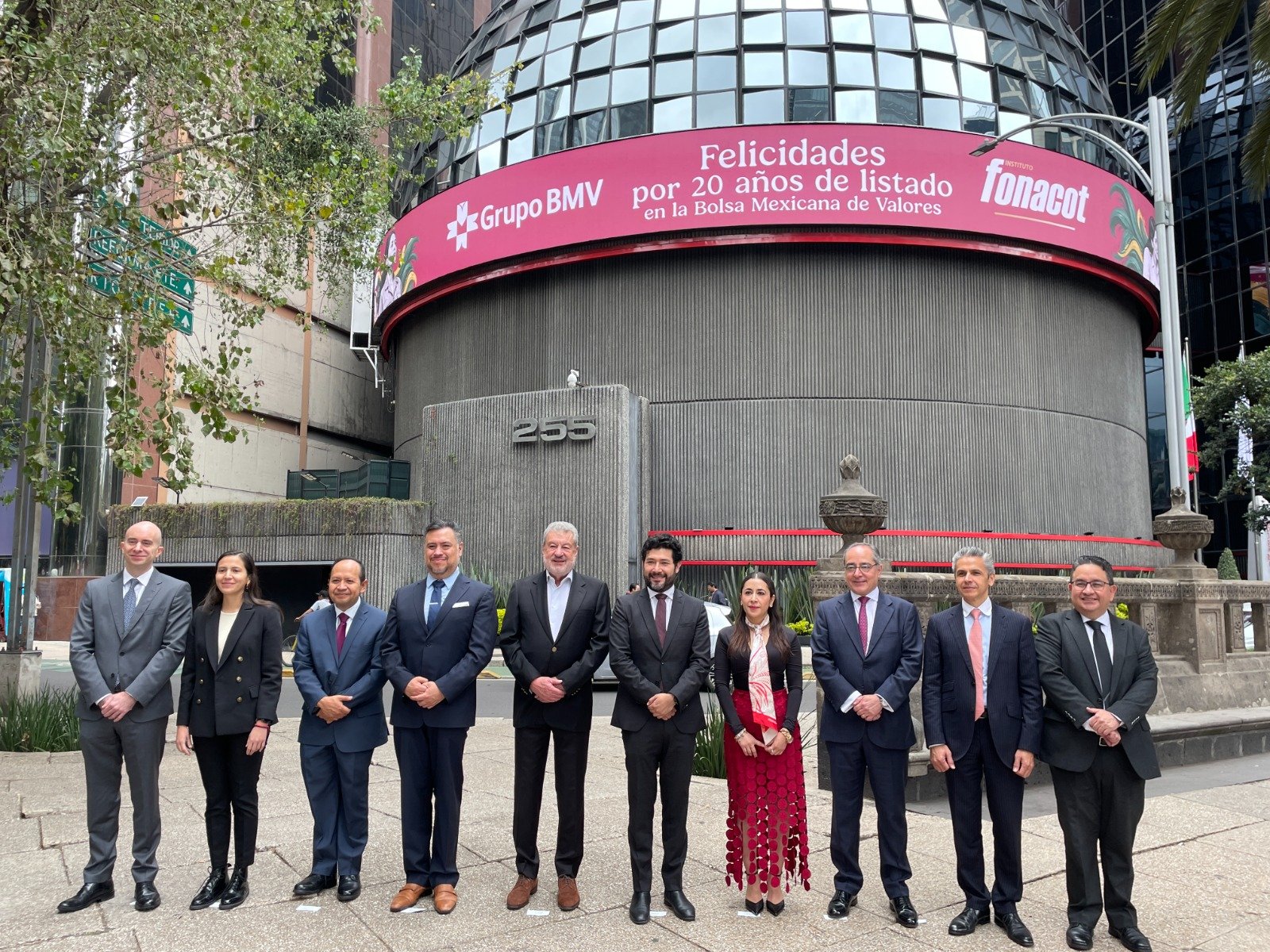 Fonacot celebra 20 años en la Bolsa Mexicana de Valores.