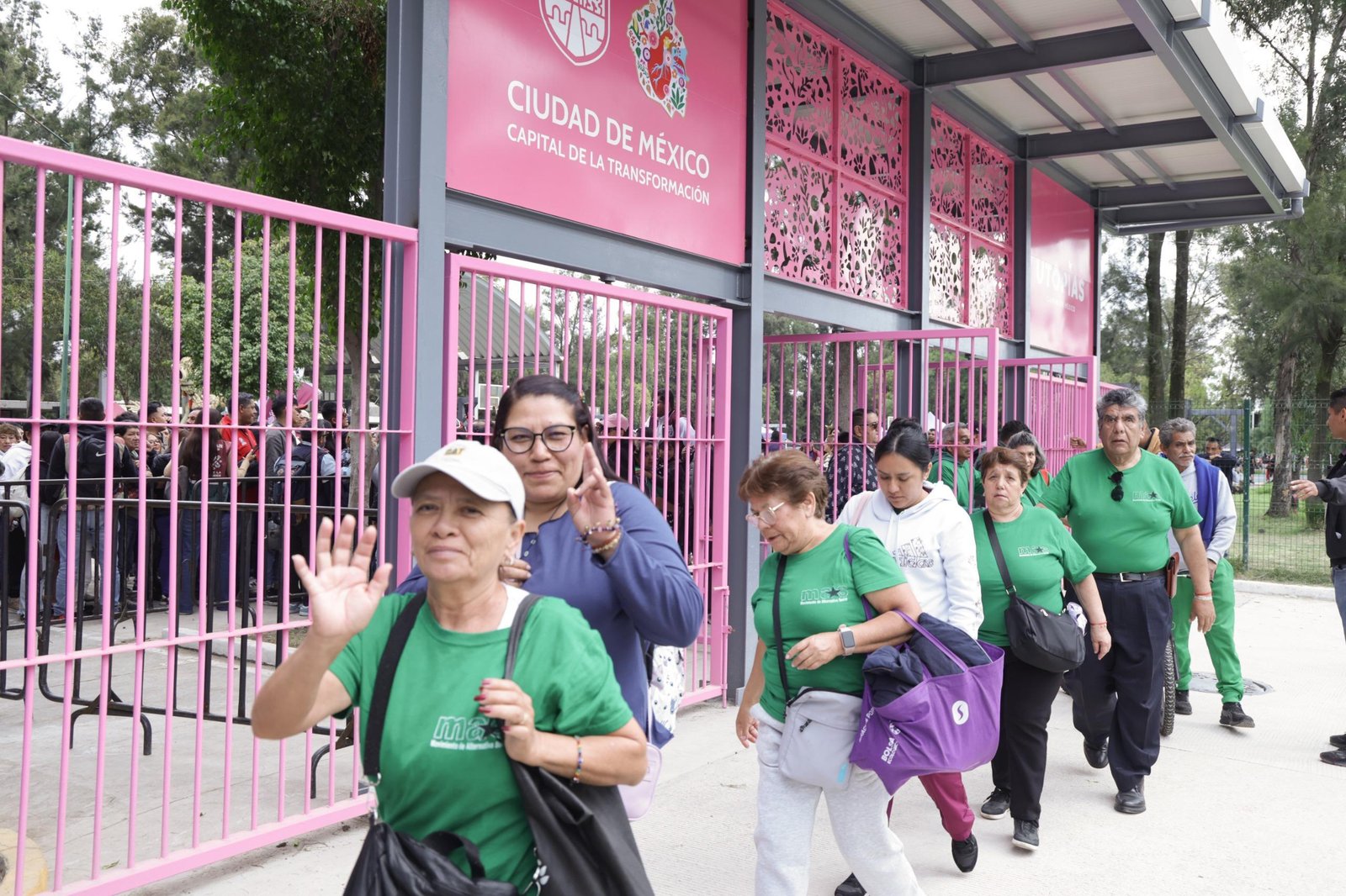 Clara Brugada recibe el Pergamino de Honor de ONU-Hábitat por el modelo de las UTOPÍAS en Ciudad de México.