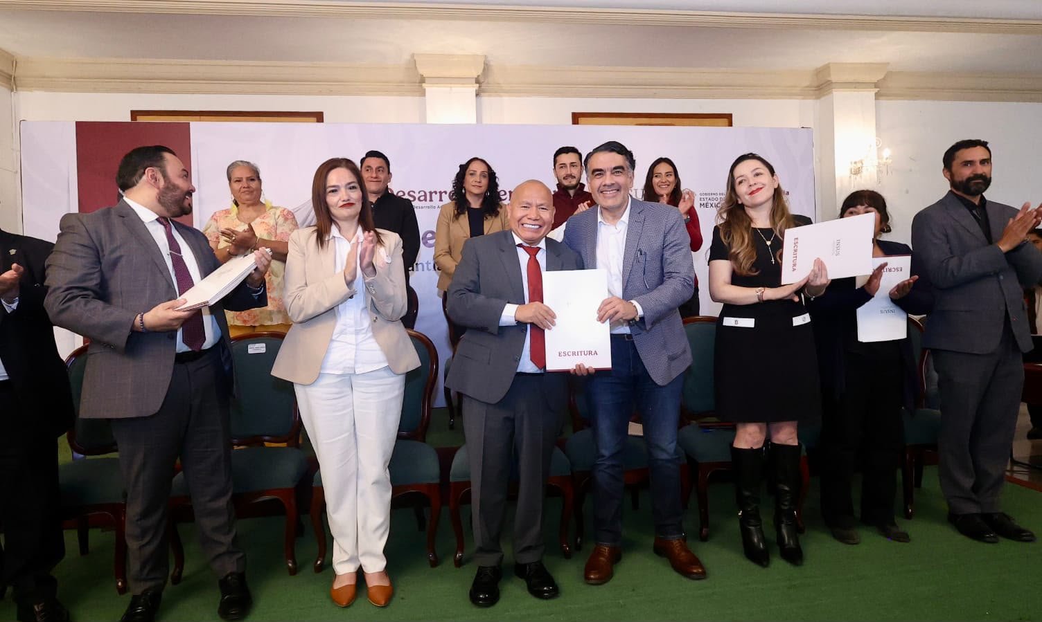El gobierno de Tlalnepantla y el INSUS realizaron una entrega de escrituras y anunciaron avances en la regularización de predios municipales.