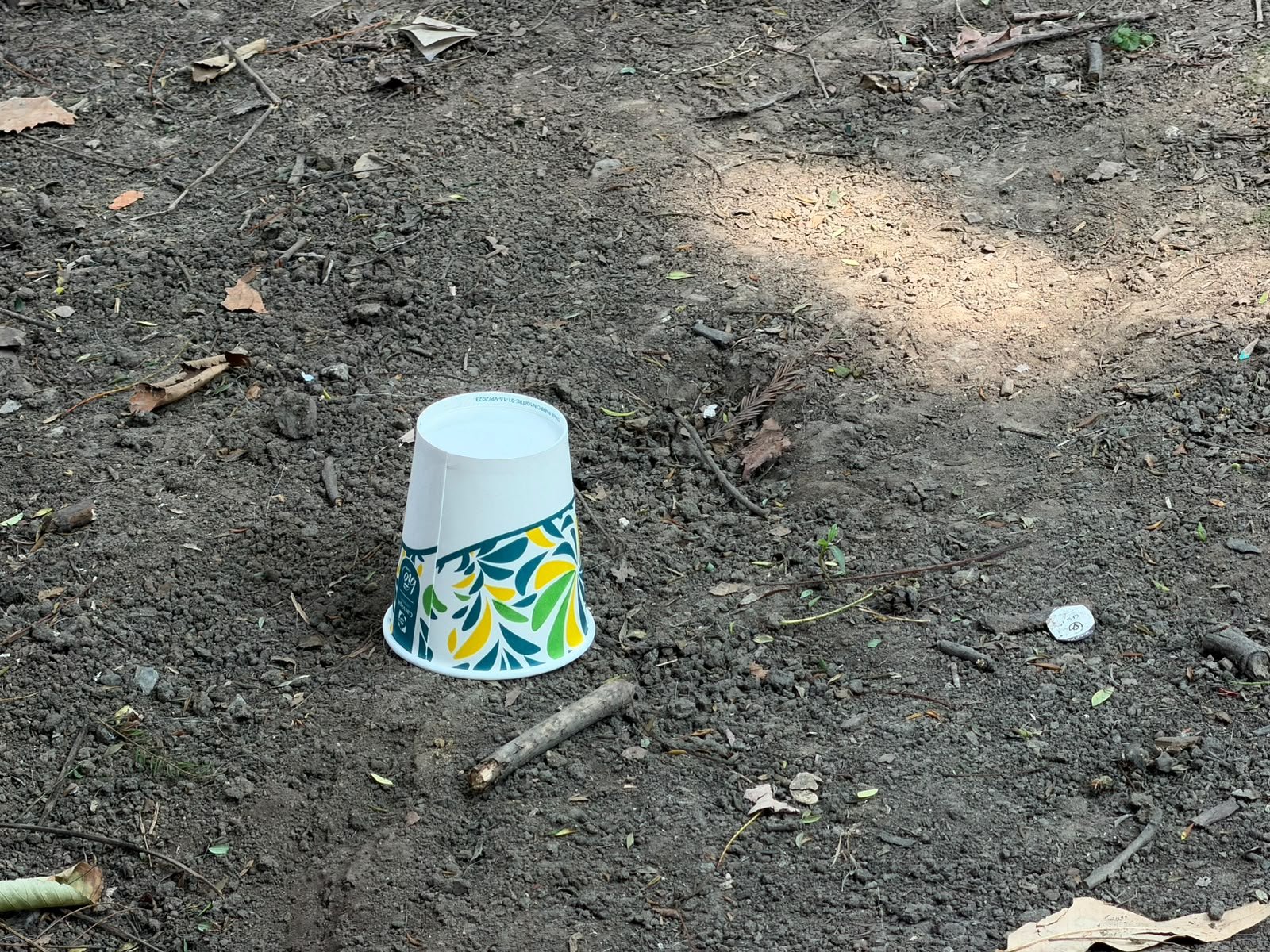 Alerta en Parque España: hallan seis cebos sospechosos.