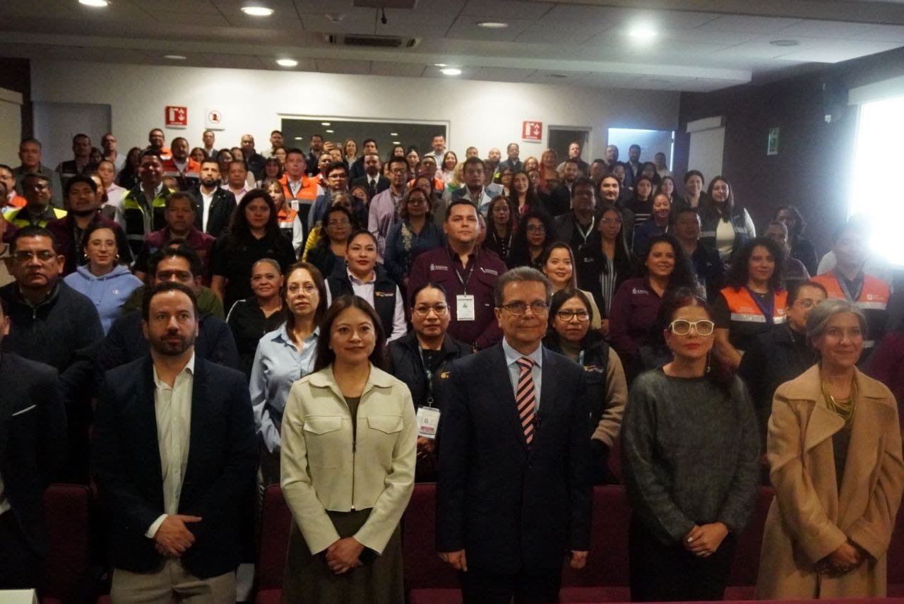 Autoridades de COFEPRIS y la EAP CDMX participan en la clausura del curso de capacitación para verificadores y dictaminadores sanitarios 2026.